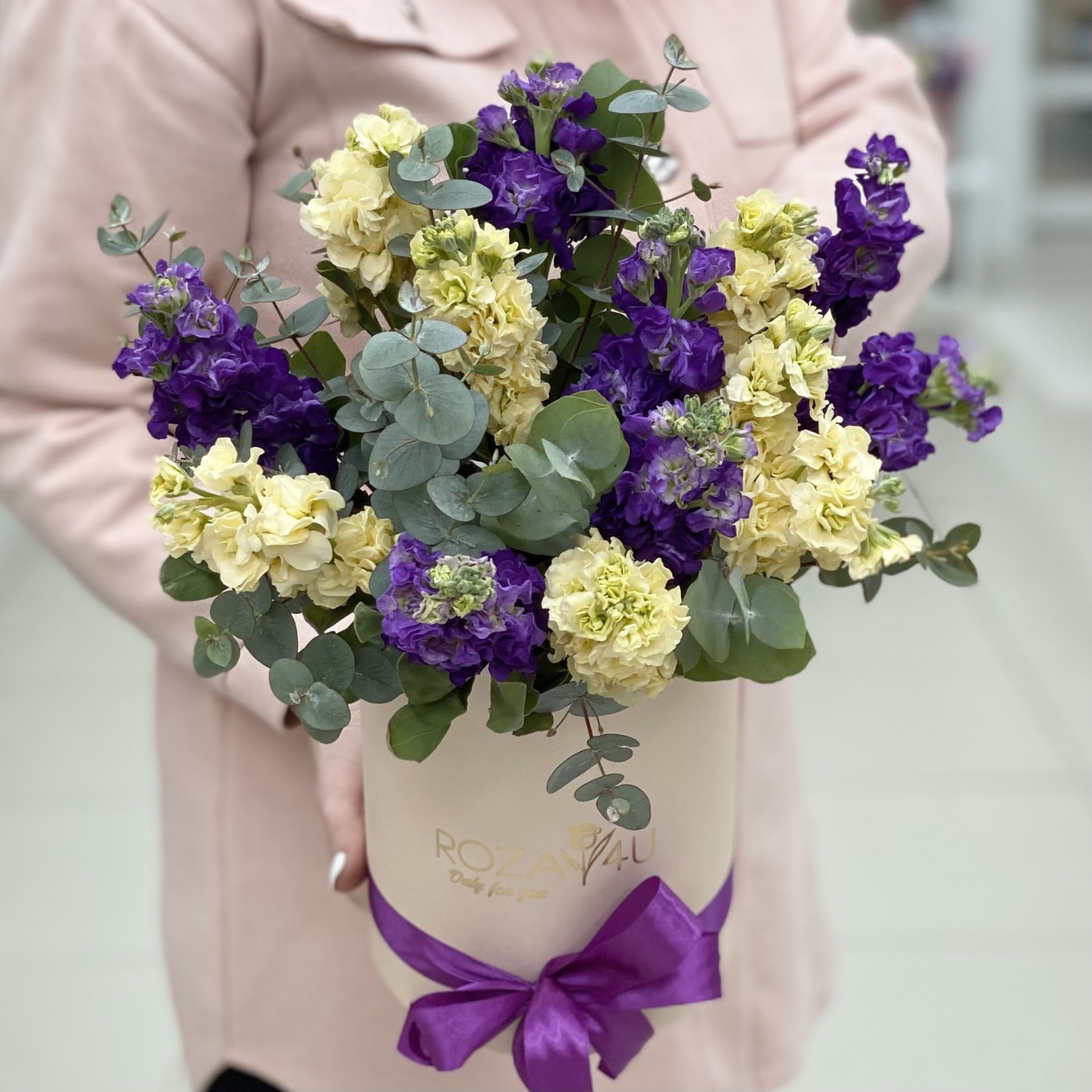 Микс фиолетовых и кремовых маттиол в коробке