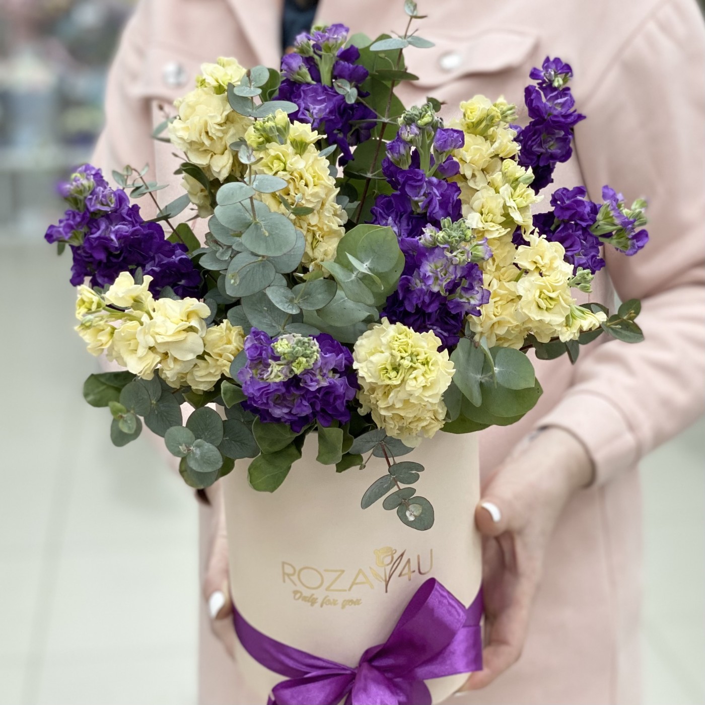 Микс фиолетовых и кремовых маттиол в коробке