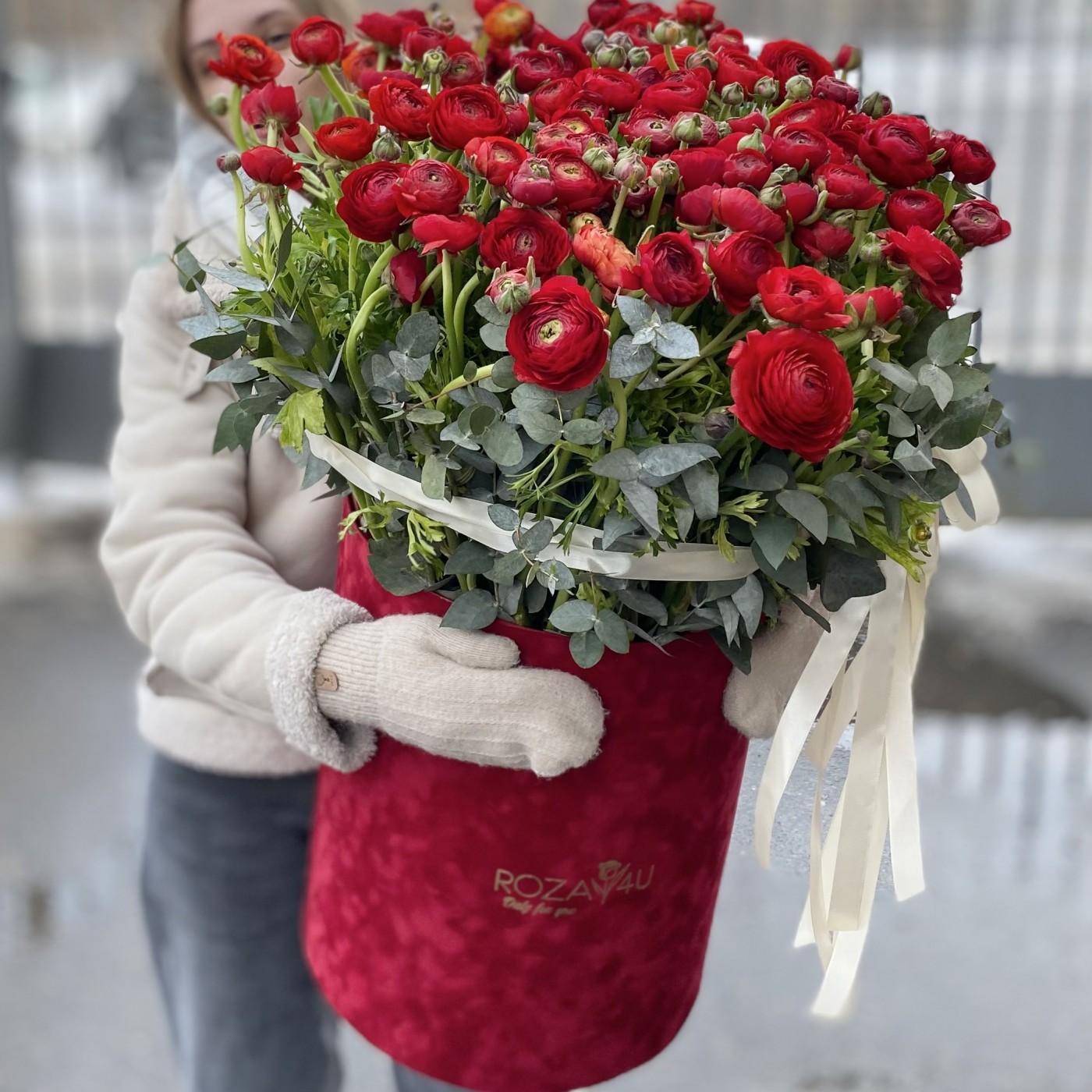 Авторская композиция с красными ранункулюсами в коробке