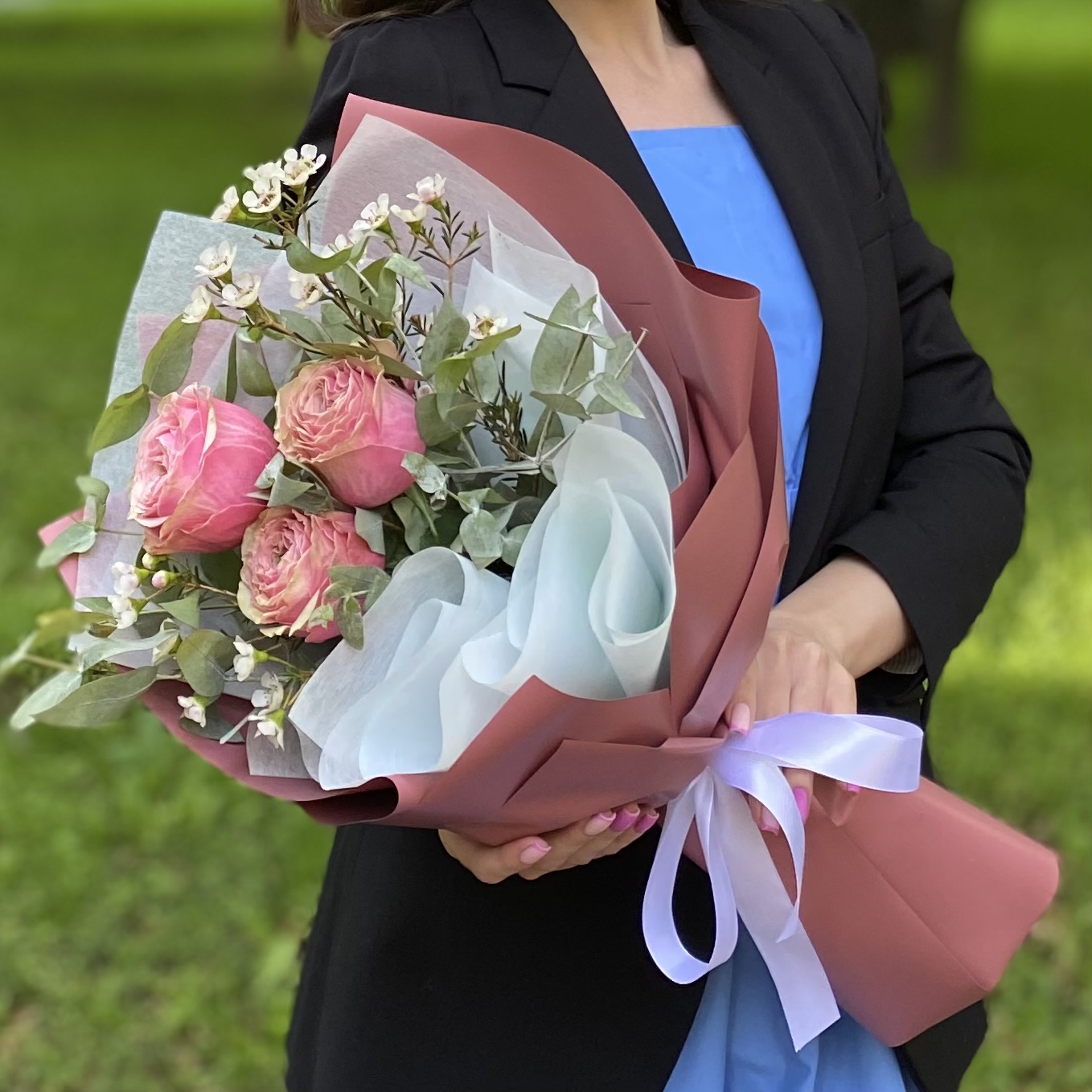 3 пионовидные розы Белиз с шамелациумом