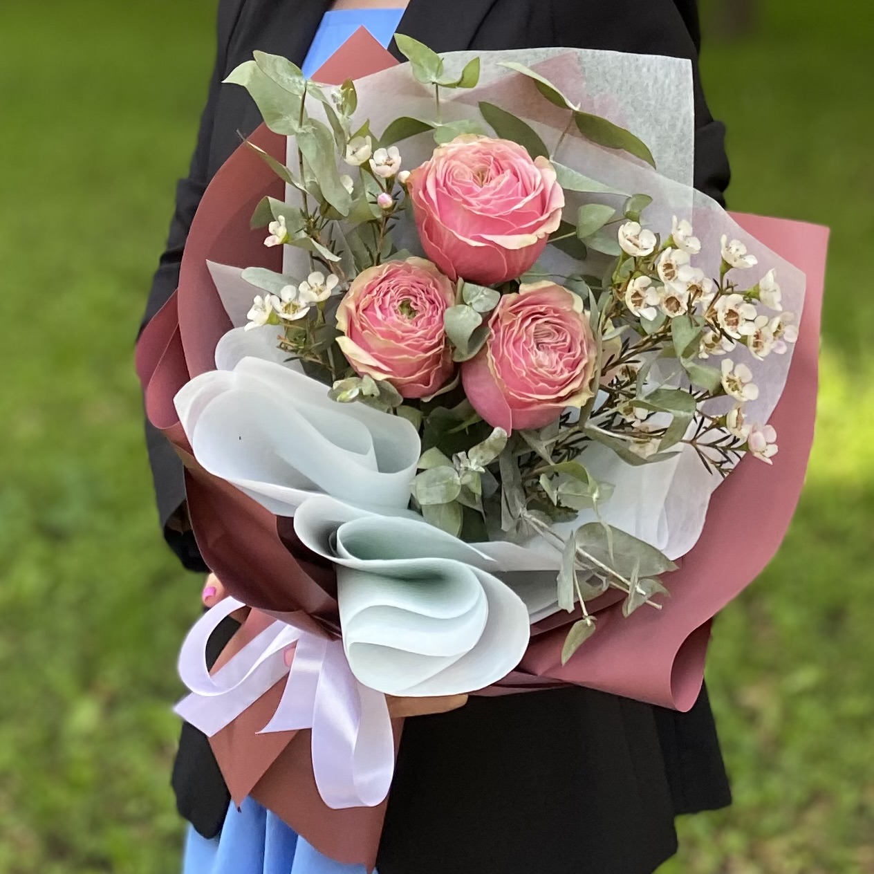 3 пионовидные розы Белиз с шамелациумом