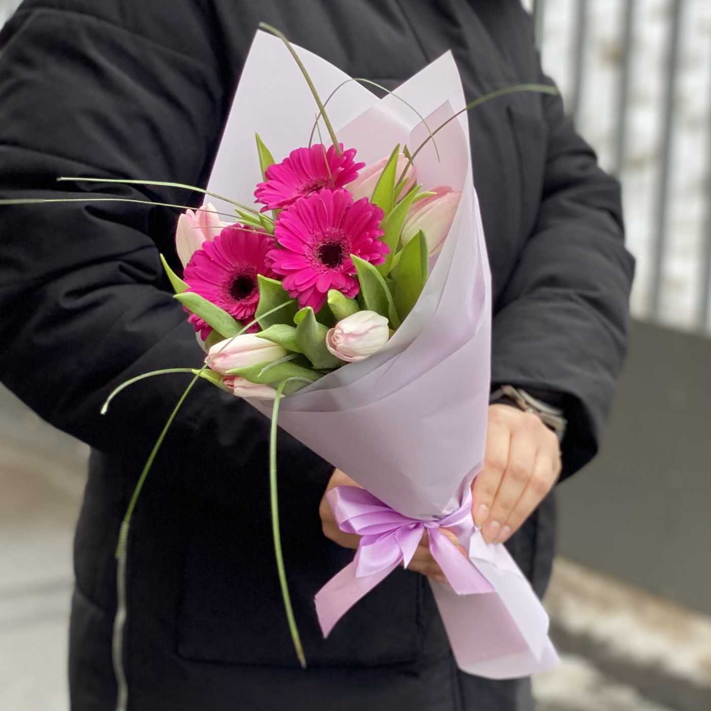 Корпоративный букет розовых тюльпанов и гербер