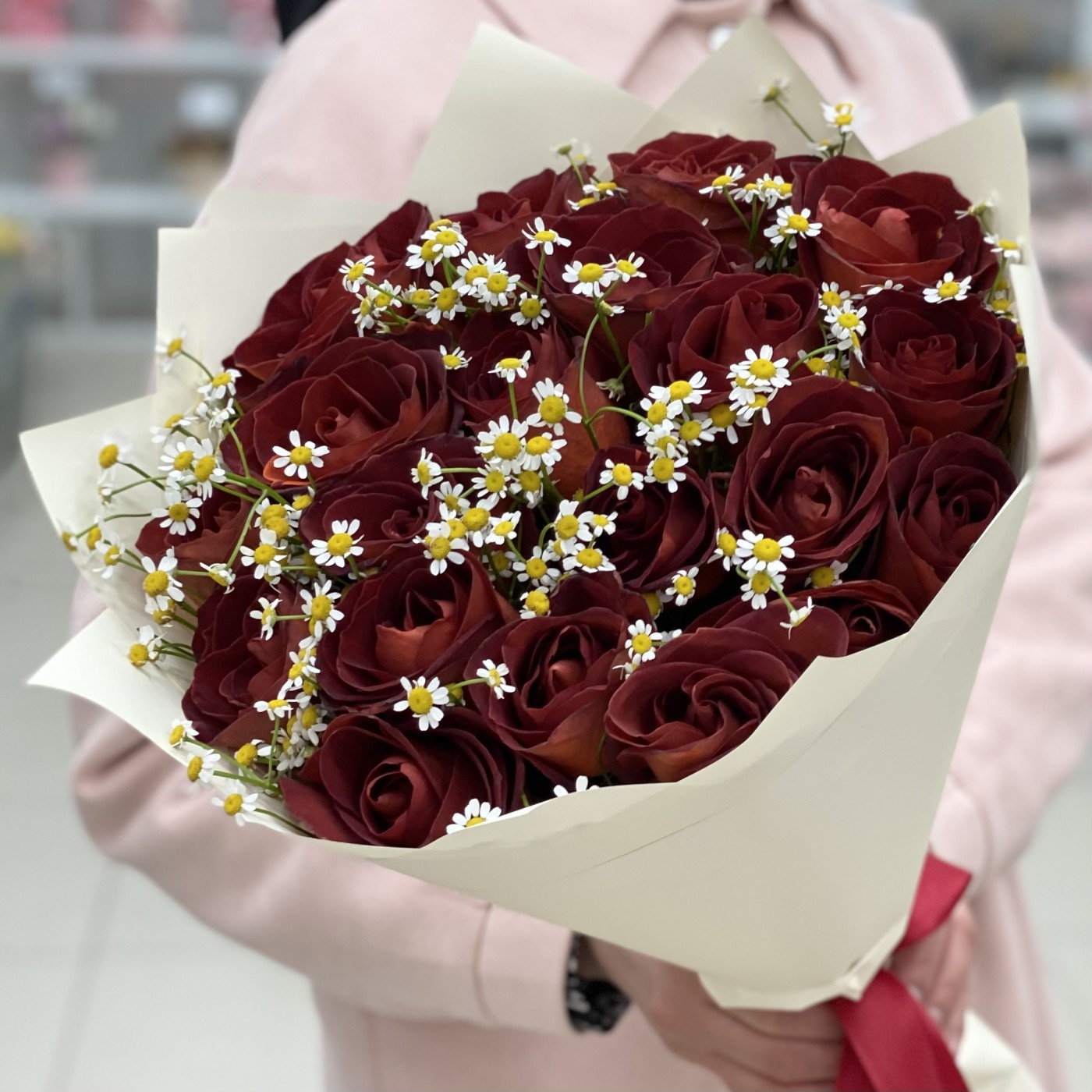 Шоколадные розы с танацетумом