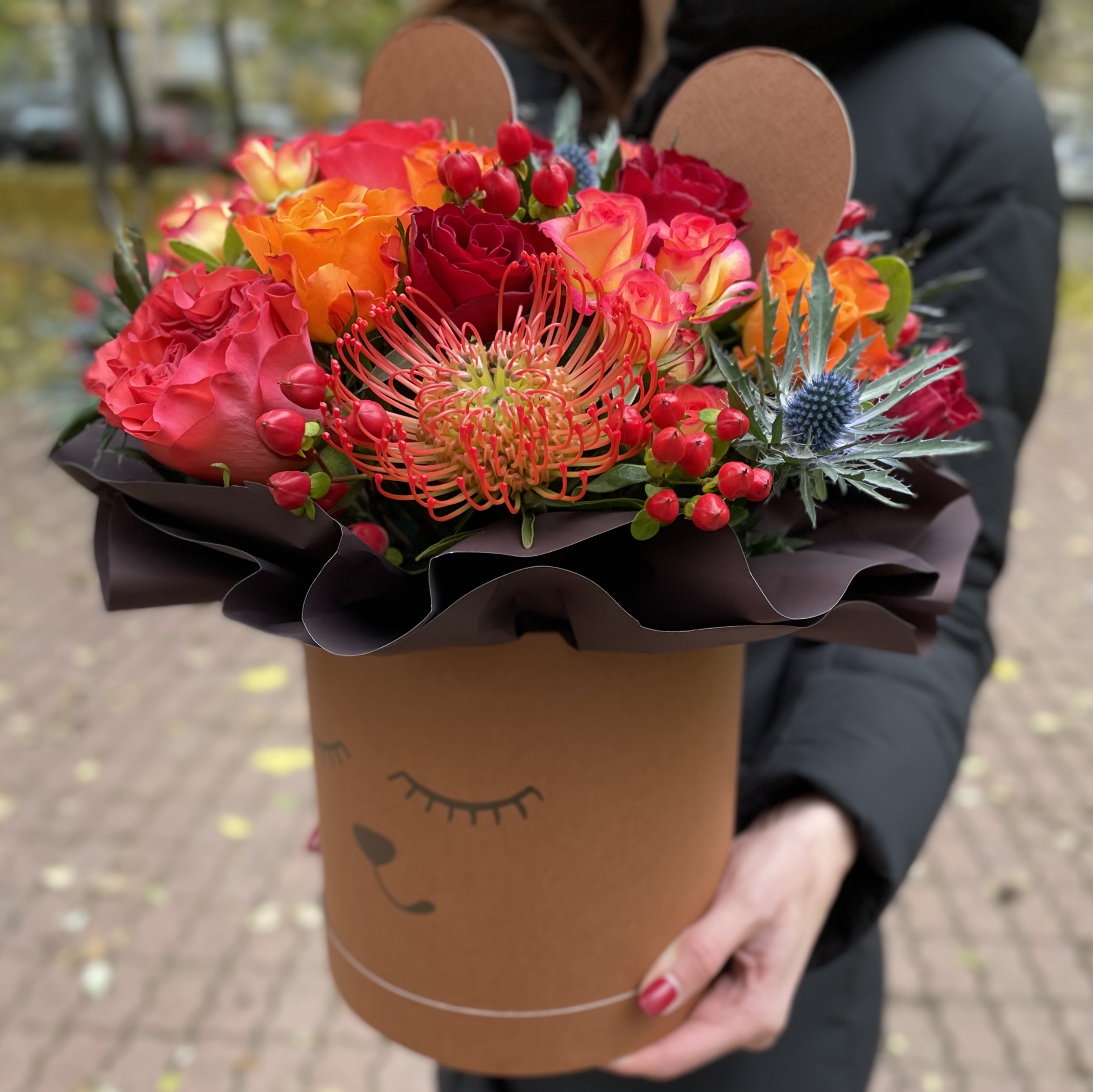 Цветы в коробке Мишенька на вишенке