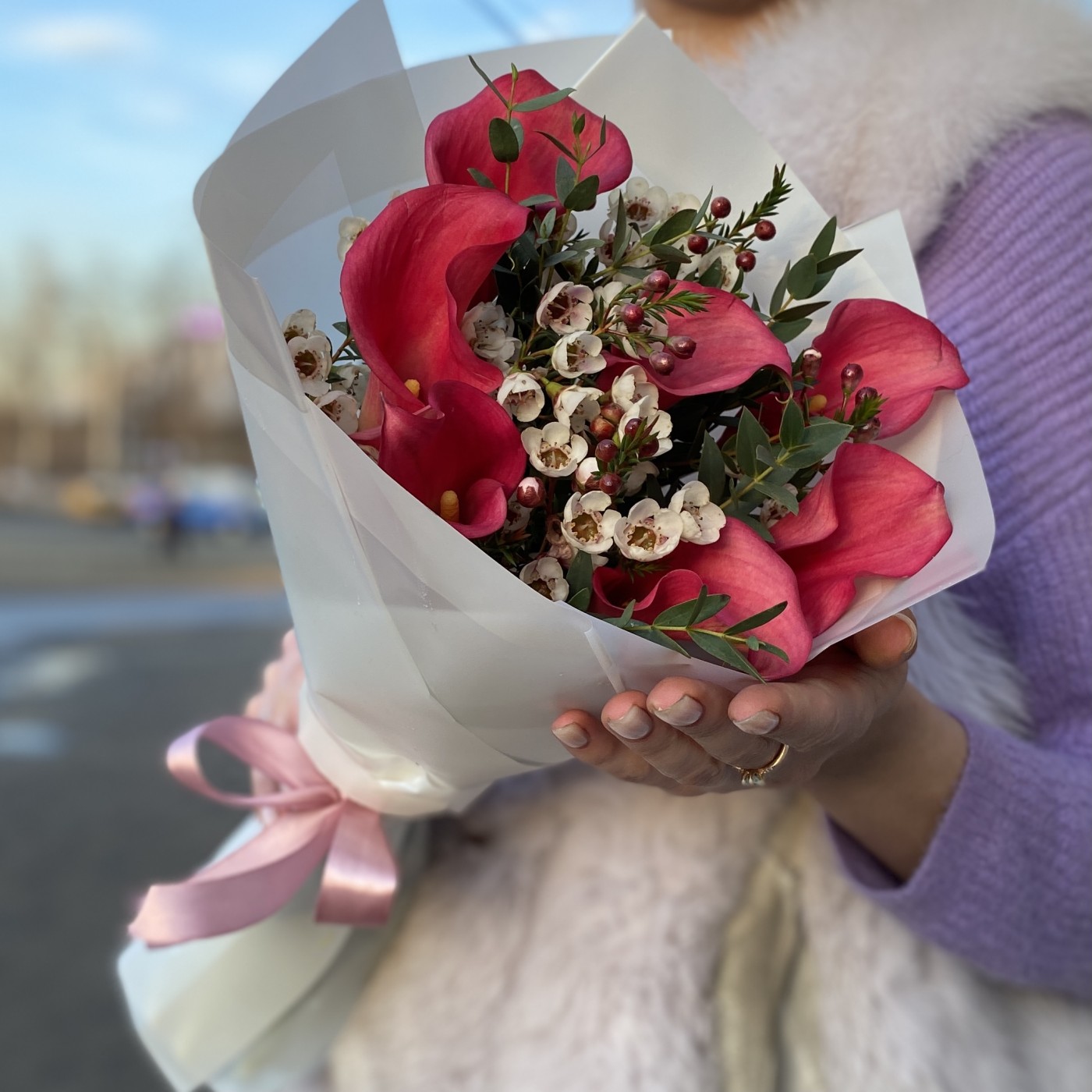 Букет из розовых калл