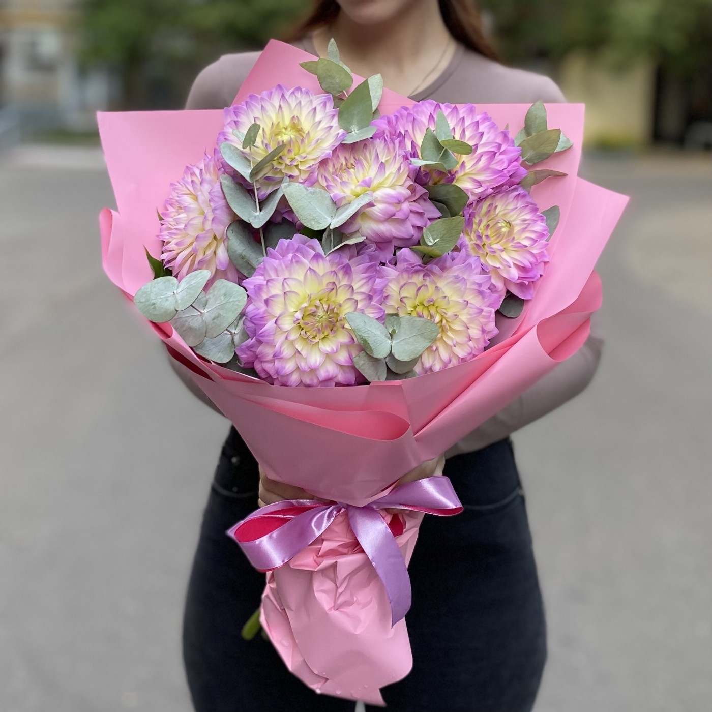 Букет георгинов с эвкалиптом