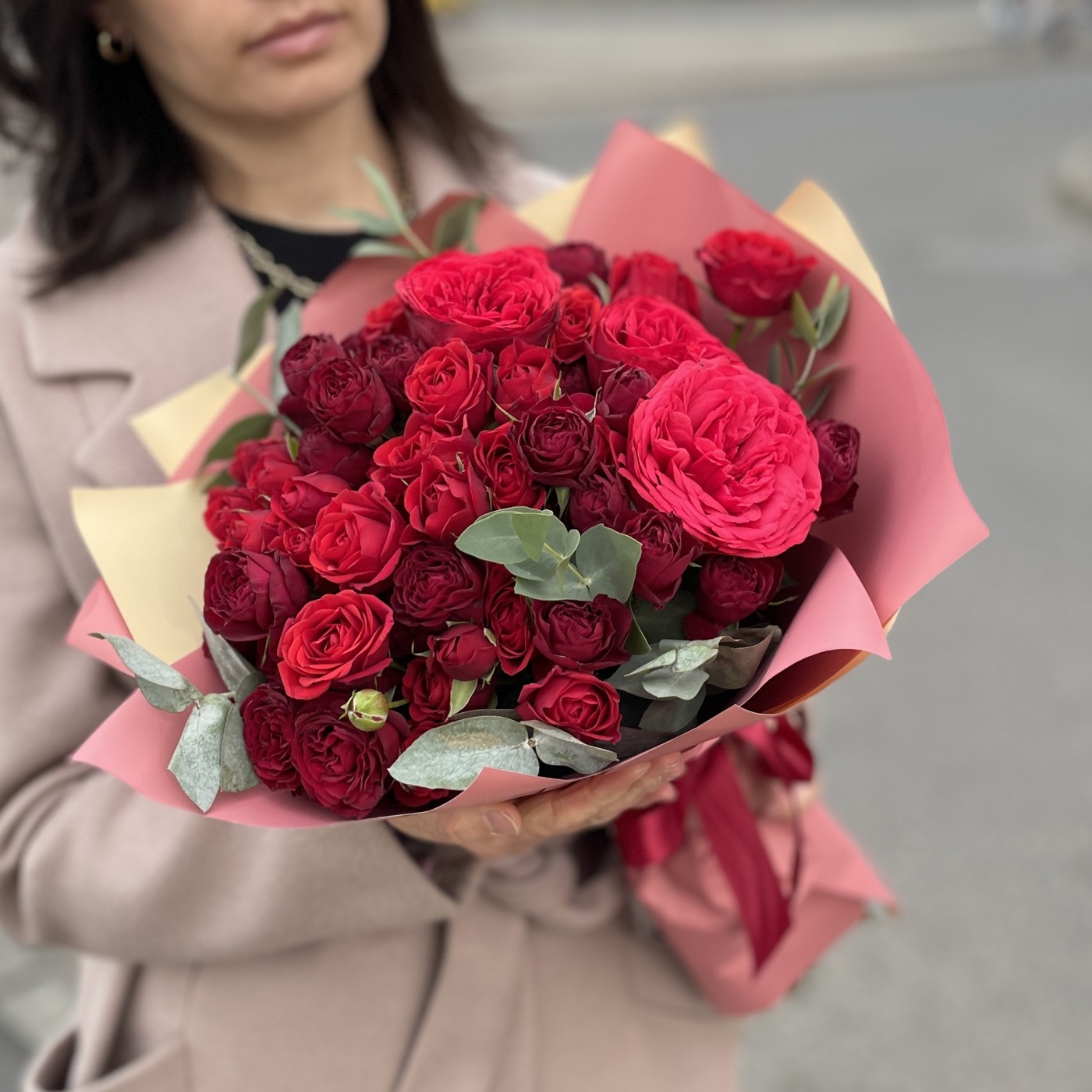 Букет из алых роз