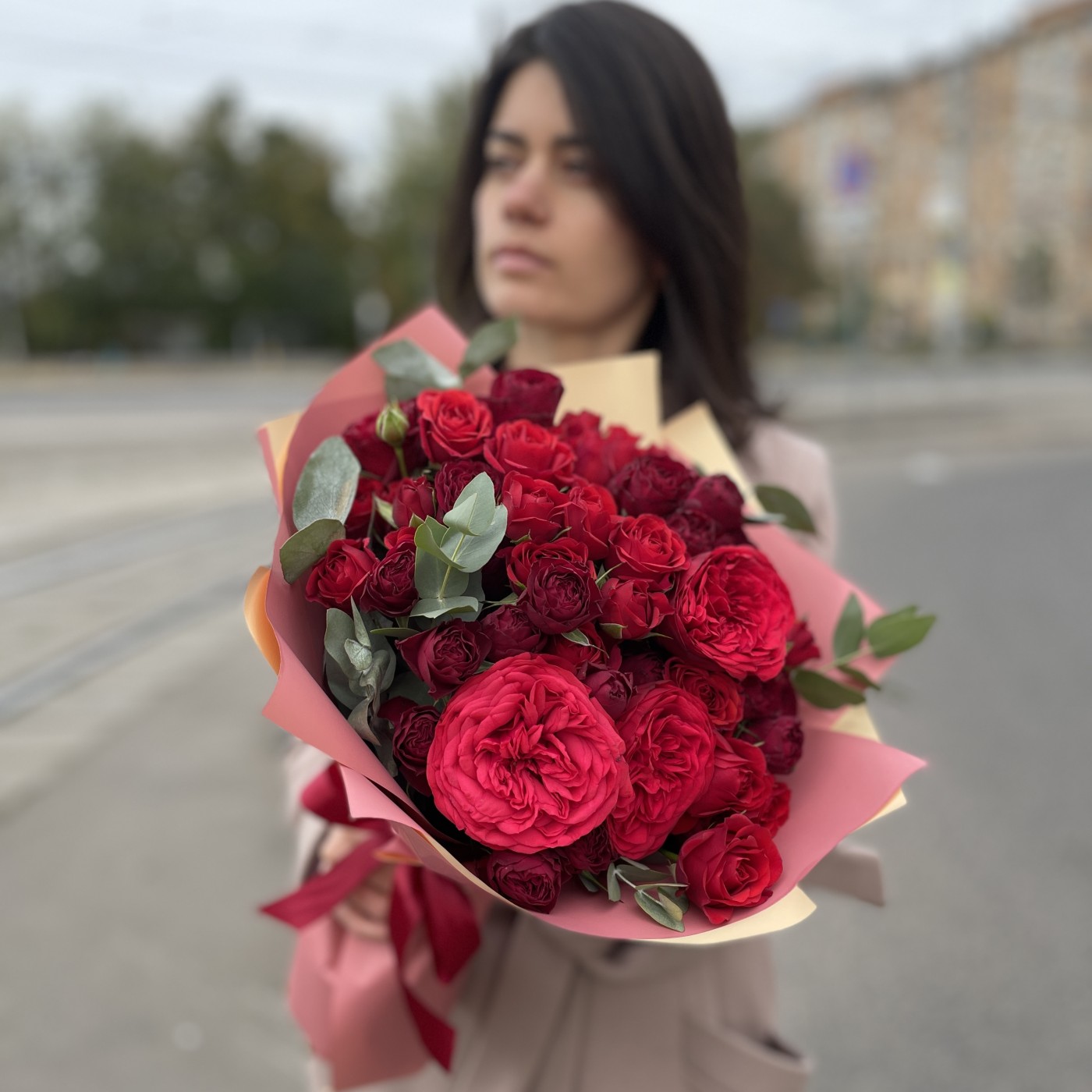 Букет из алых роз