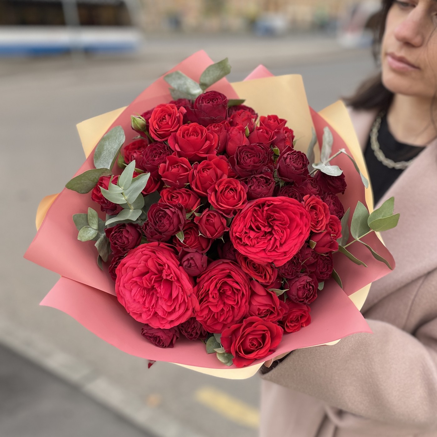 Букет из алых роз