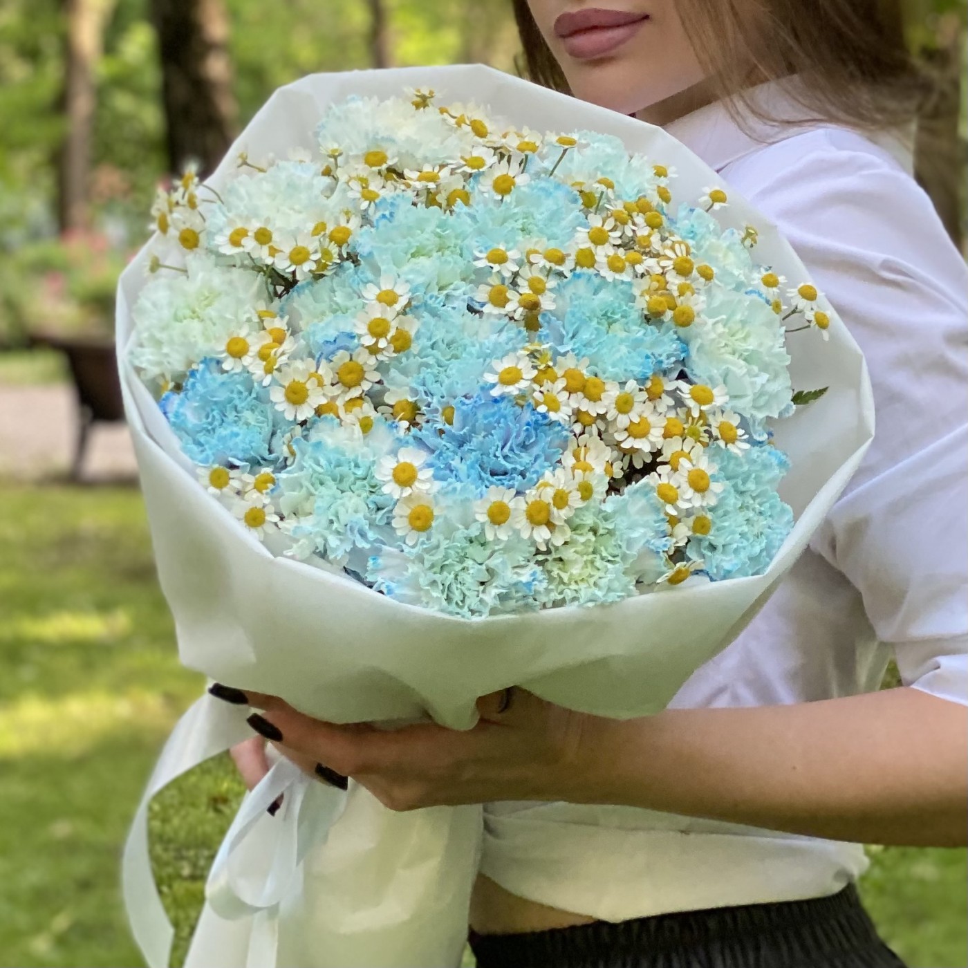17 голубых  гвоздик Блю Молли с ромашками