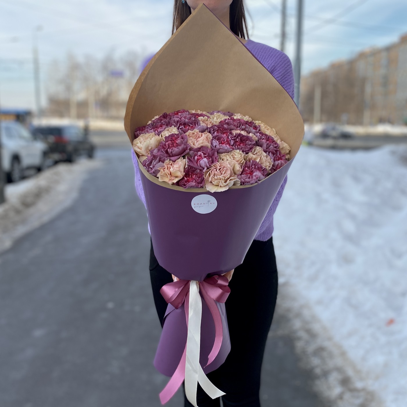 Букет персиковых и фиолетовых гвоздик