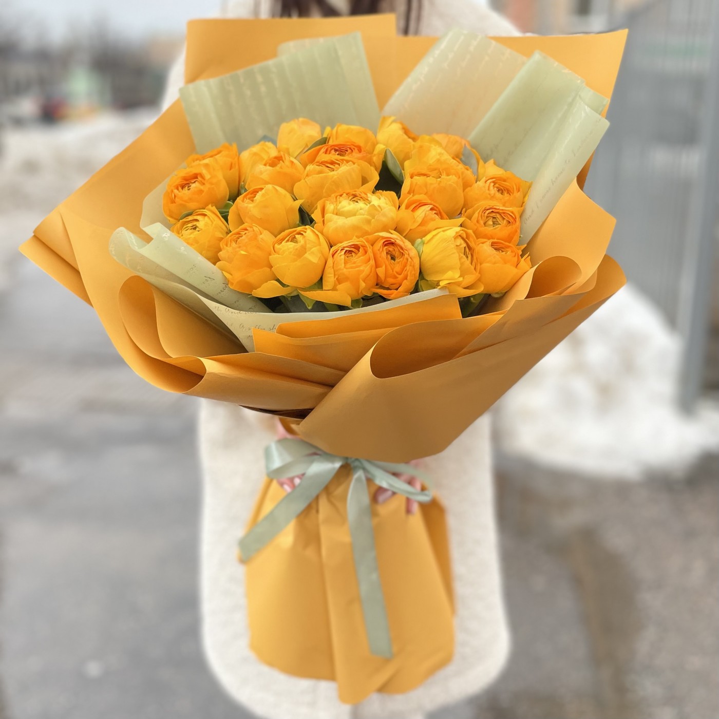 25 желтых ранункулюсов с эвкалиптом