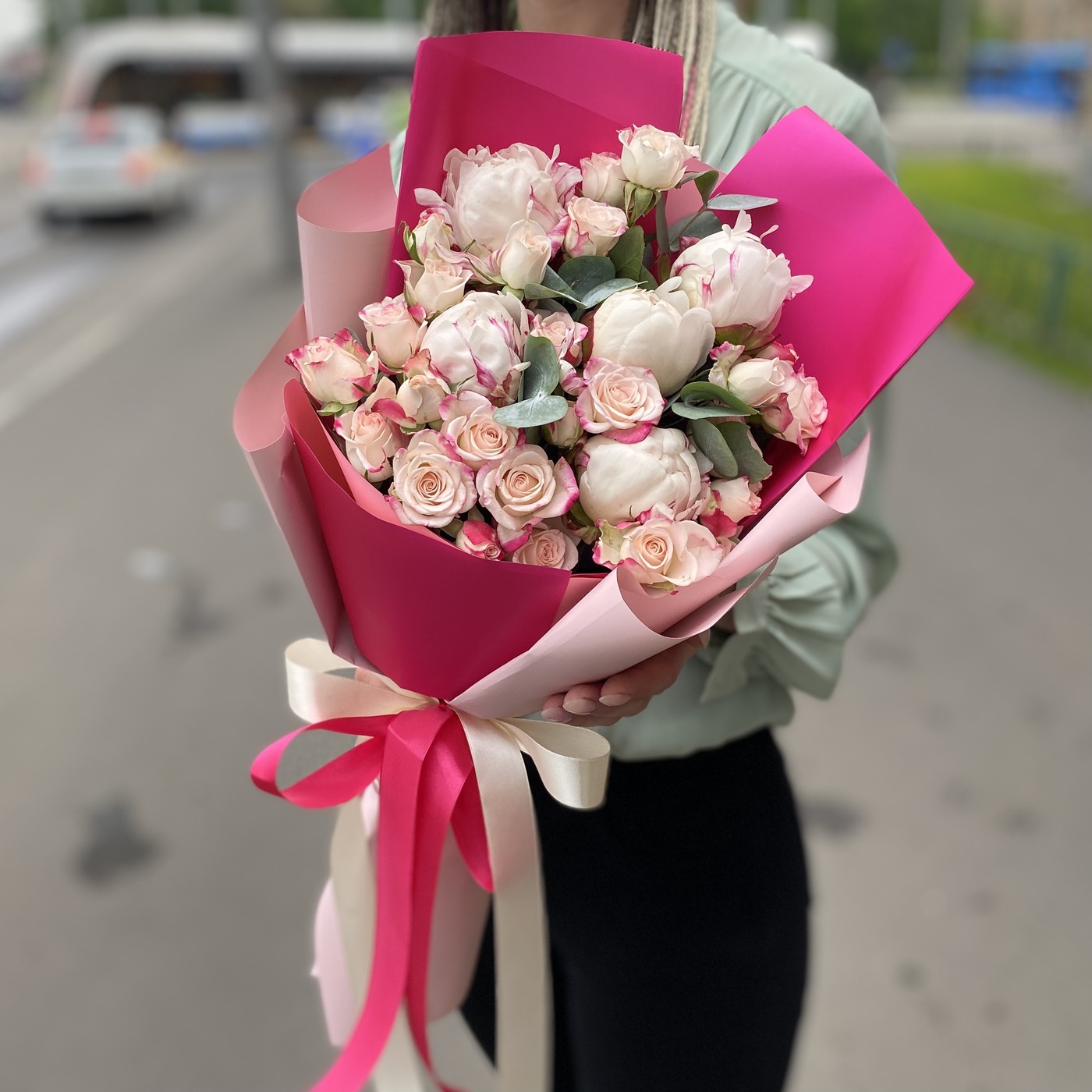 Букет пионов и кустовых роз