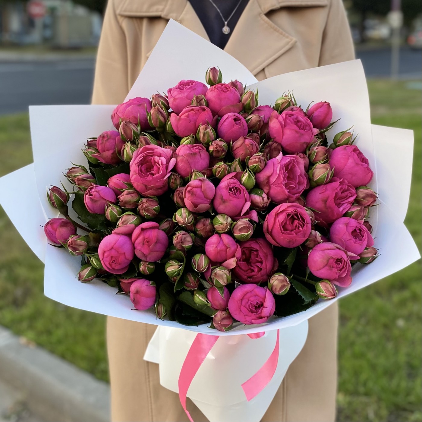 25 ярко-розовых кустовых пионовидных роз Пинк Пиано