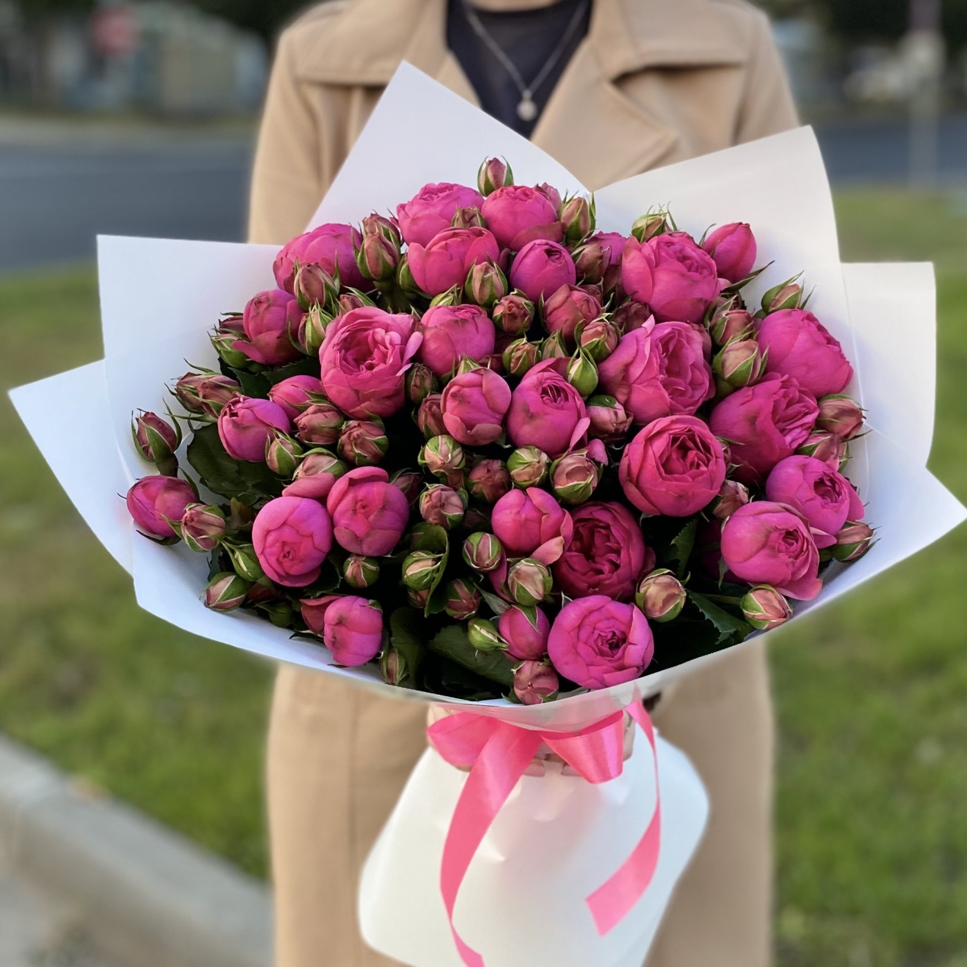 25 ярко-розовых кустовых пионовидных роз Пинк Пиано