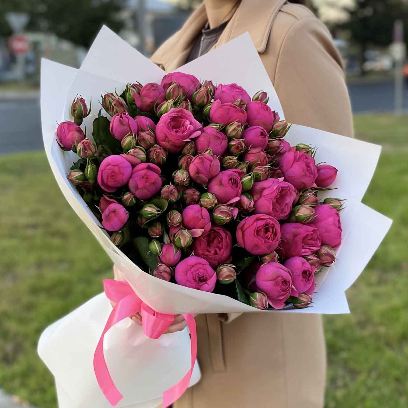 25 ярко-розовых кустовых пионовидных роз Пинк Пиано