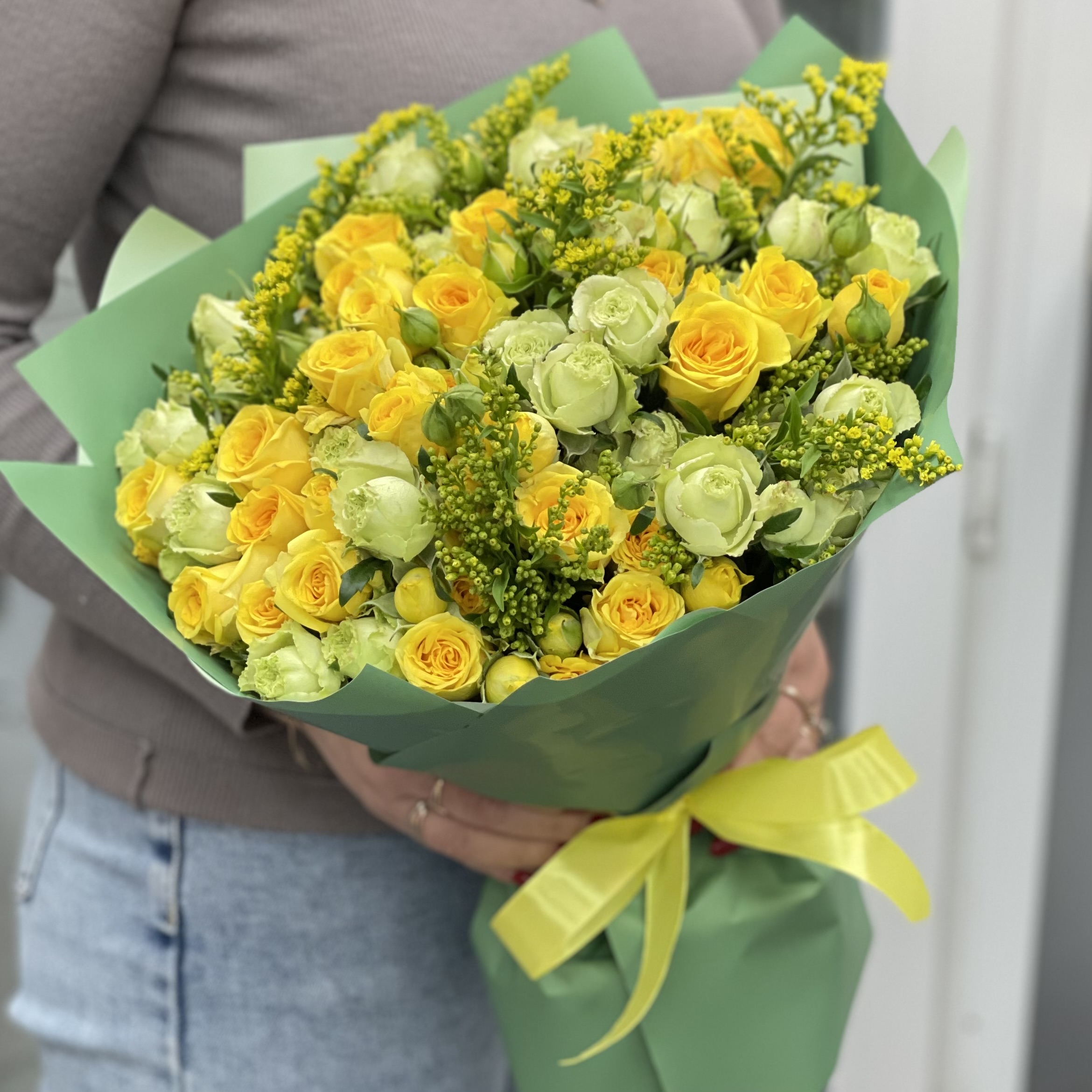 15 кустовых роз с солидагой