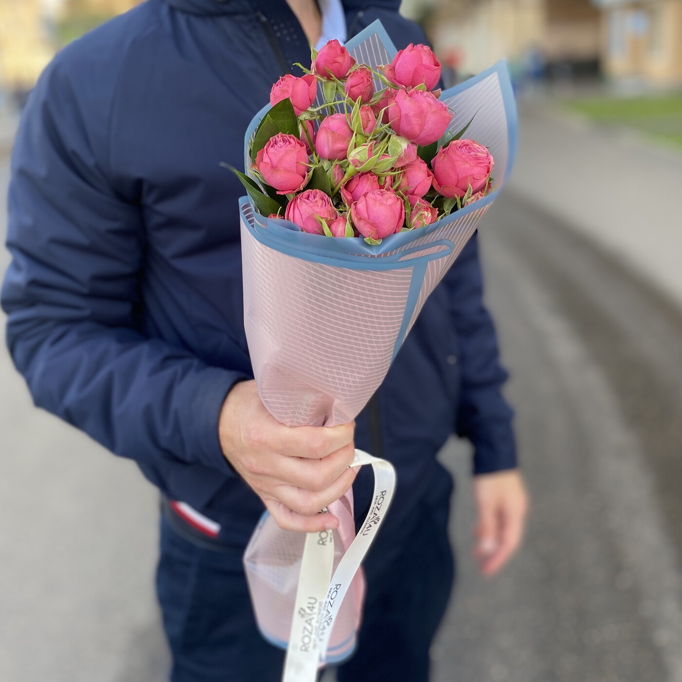 Комплимент из пионовидных роз Гранд Трендсеттер