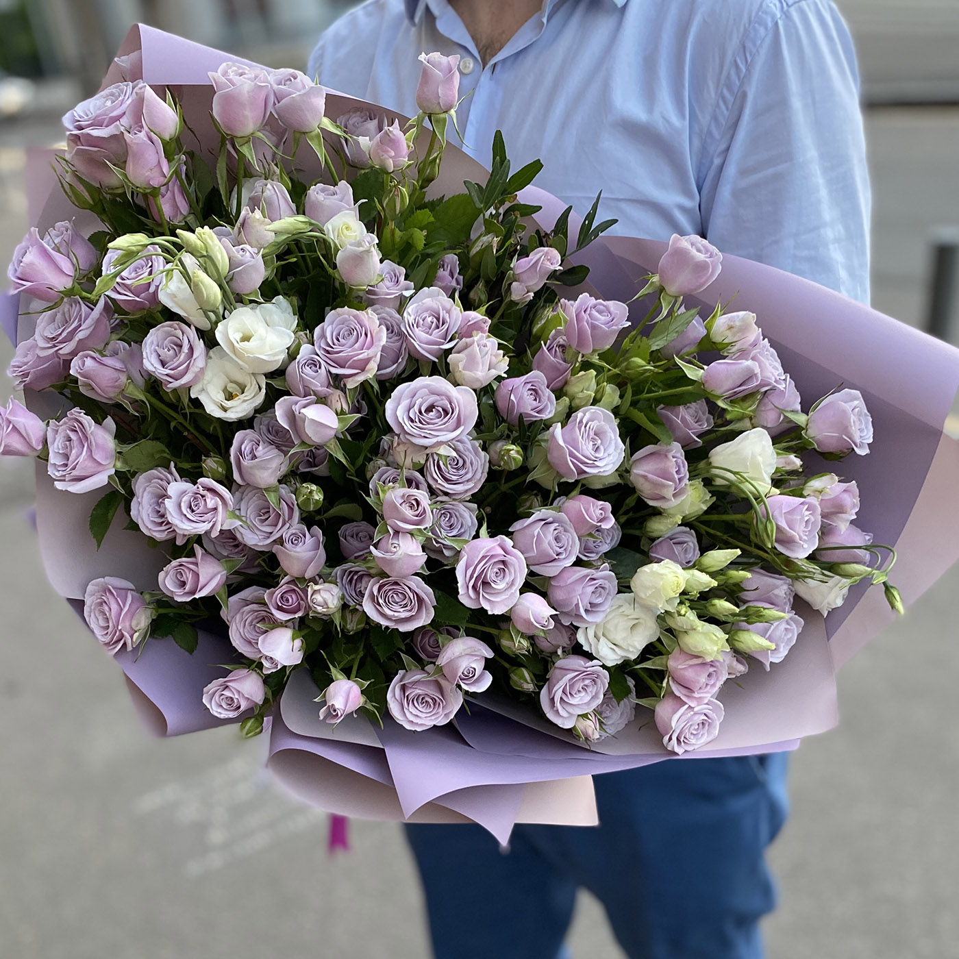 Букет  сиреневых кустовых роз