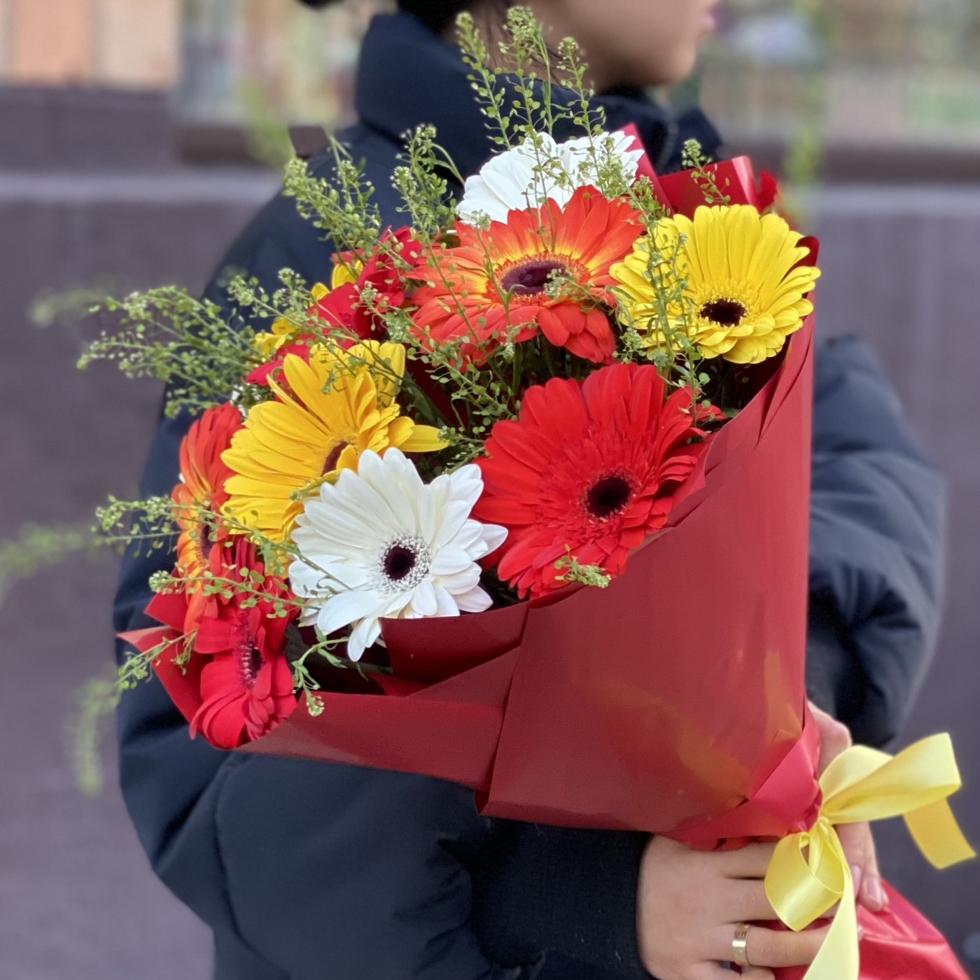 Огненный микс из 11 гербер с гринбелом