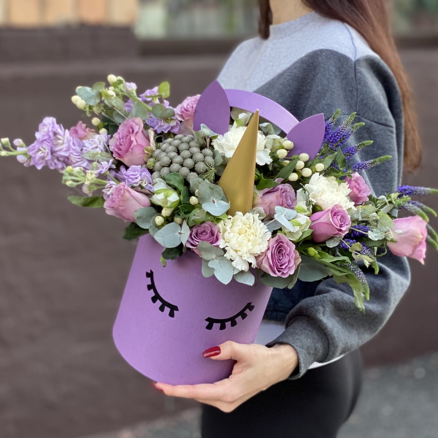 Коробка Единорог с розами и маттиолой