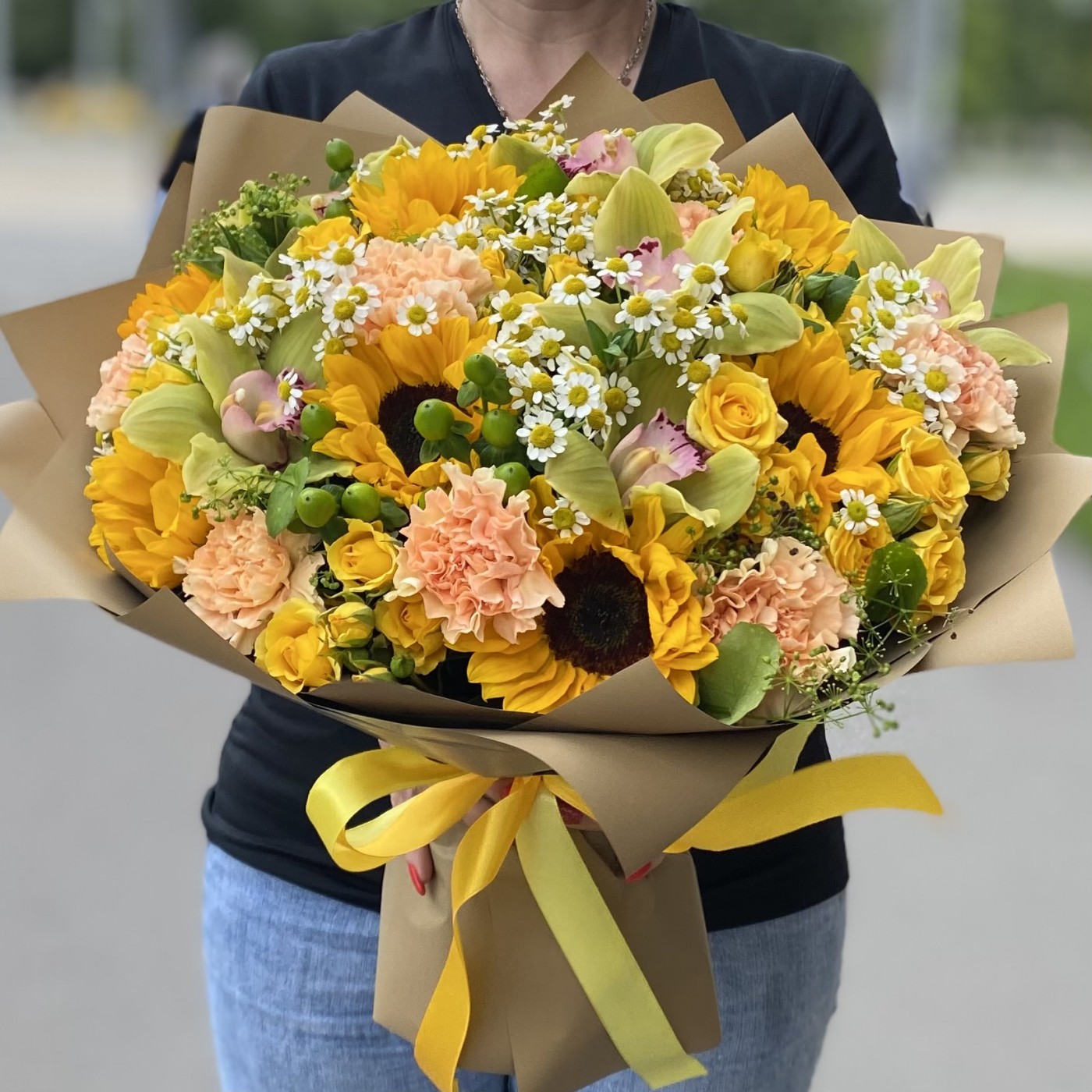 Букет Поцелуй солнца с подсолнухами и орхидеей