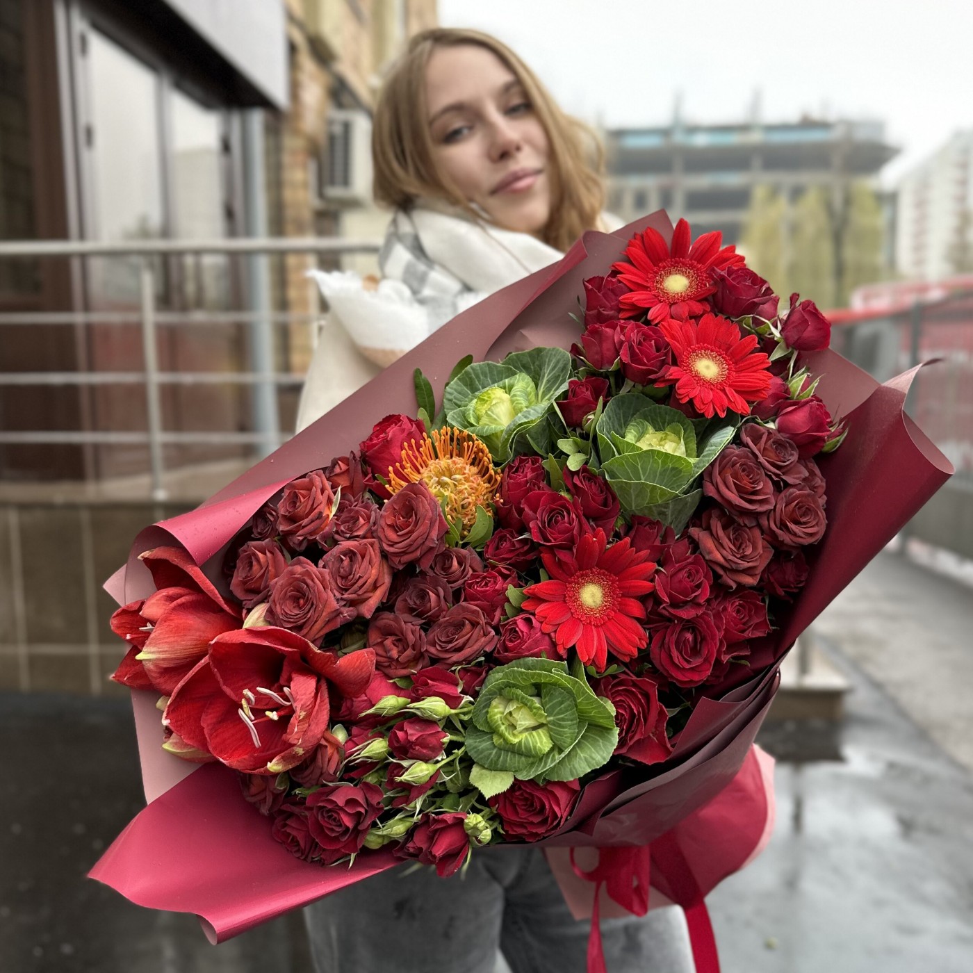 Букет Яркое начало с розами и герберами