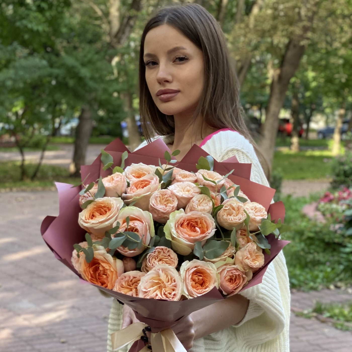 Дуэт из пионовидных роз Гравити и Джентл Трендсеттер