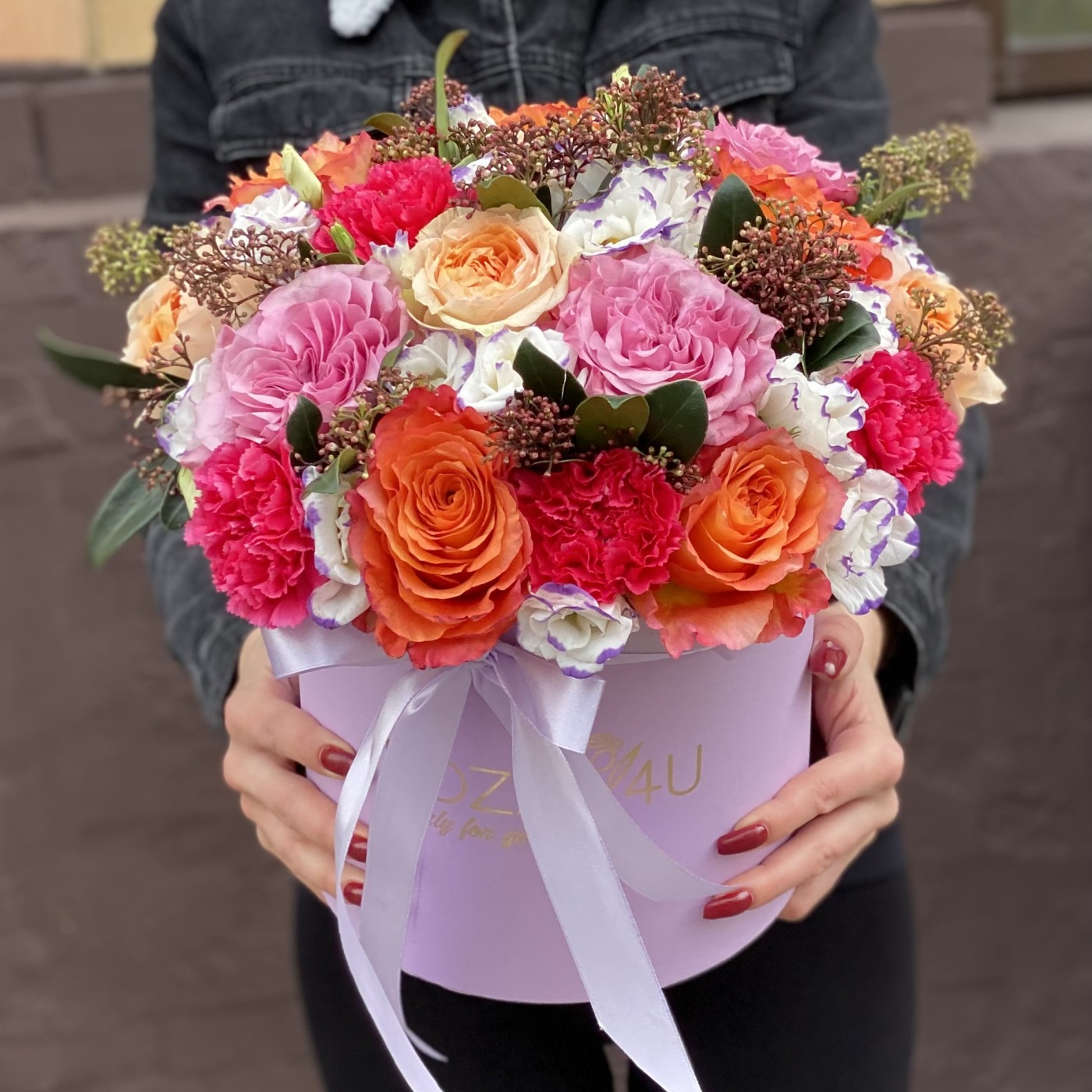 Коробка с пионовидными розами Вспышка