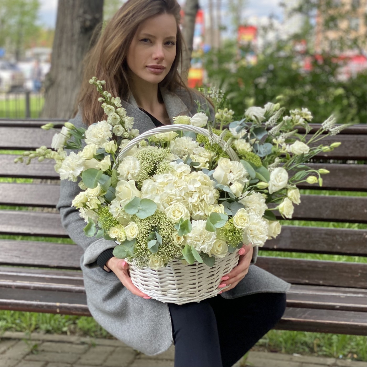 Авторская корзина с гортензией и эустомой Очей очарованье