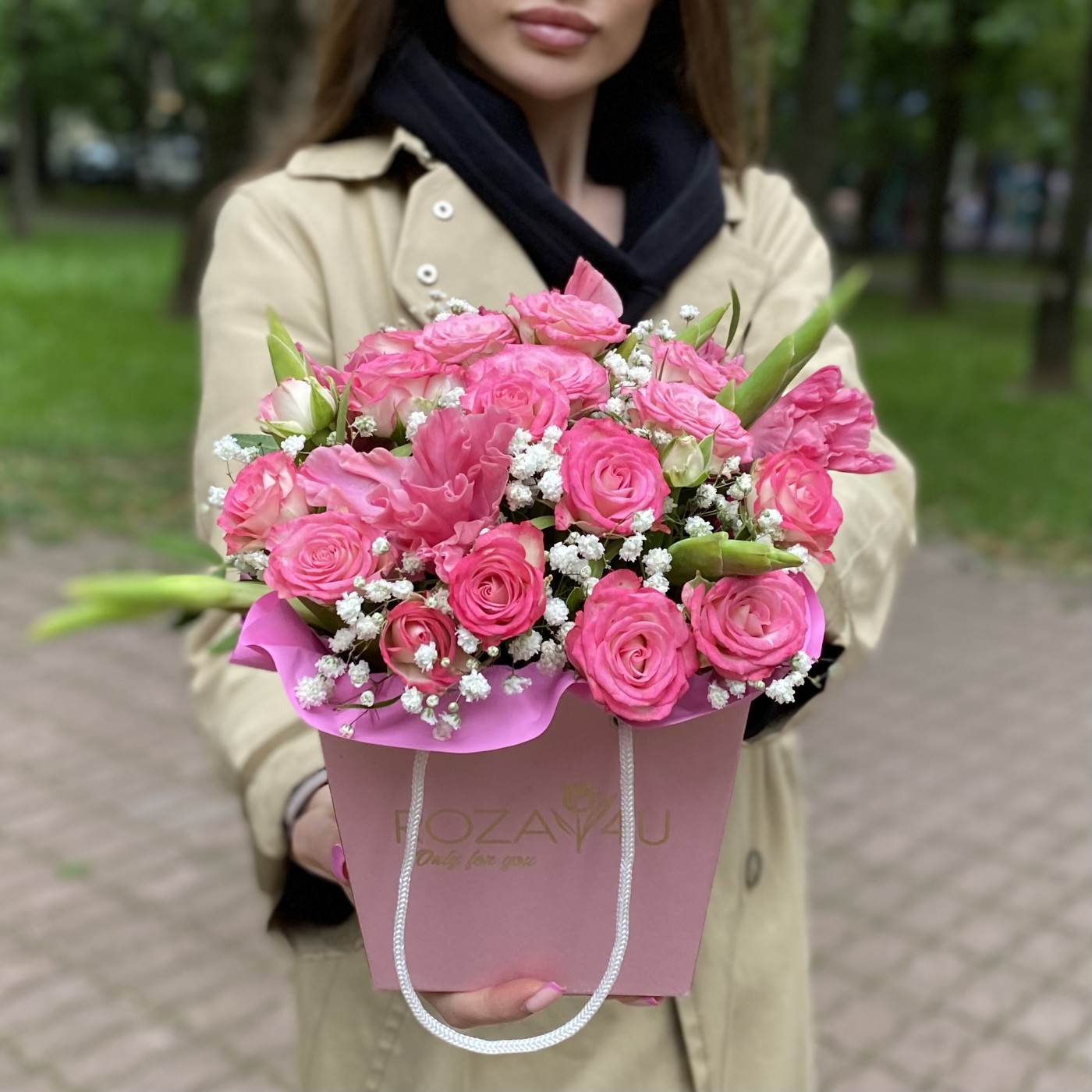 Композиция с гладиолусами и кустовой розой Хали