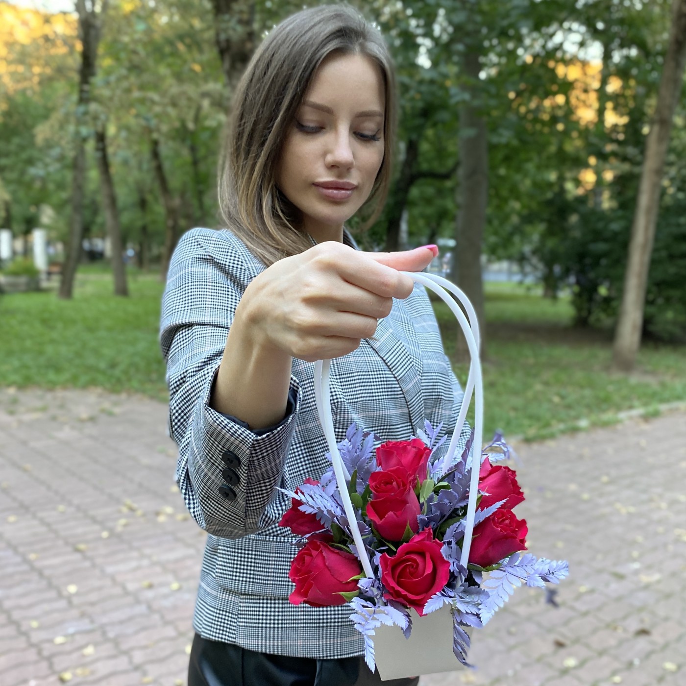 7 малиновых роз Такаци в сумочке