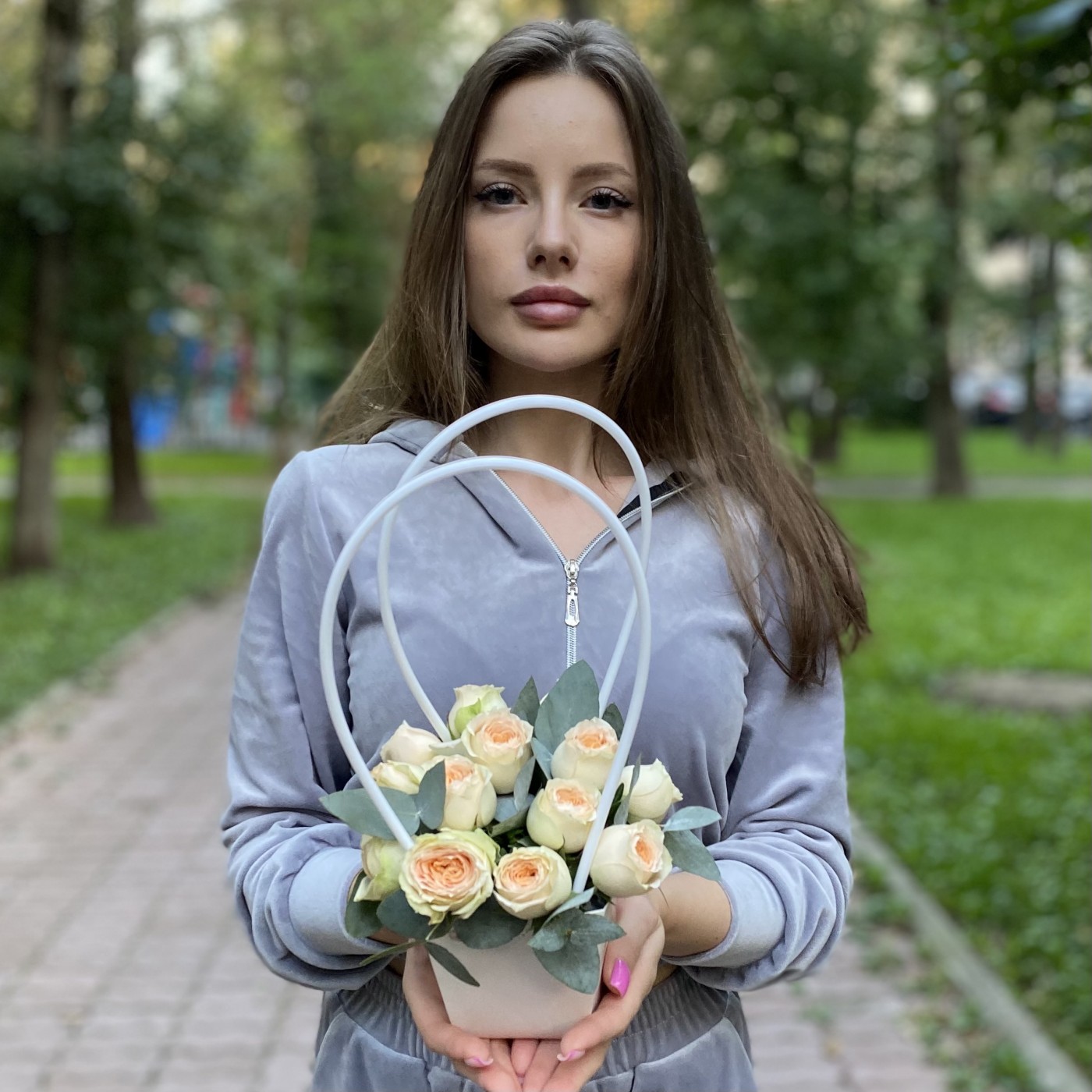 Композиция с кустовой пионовидной розой Павлова в сумочке