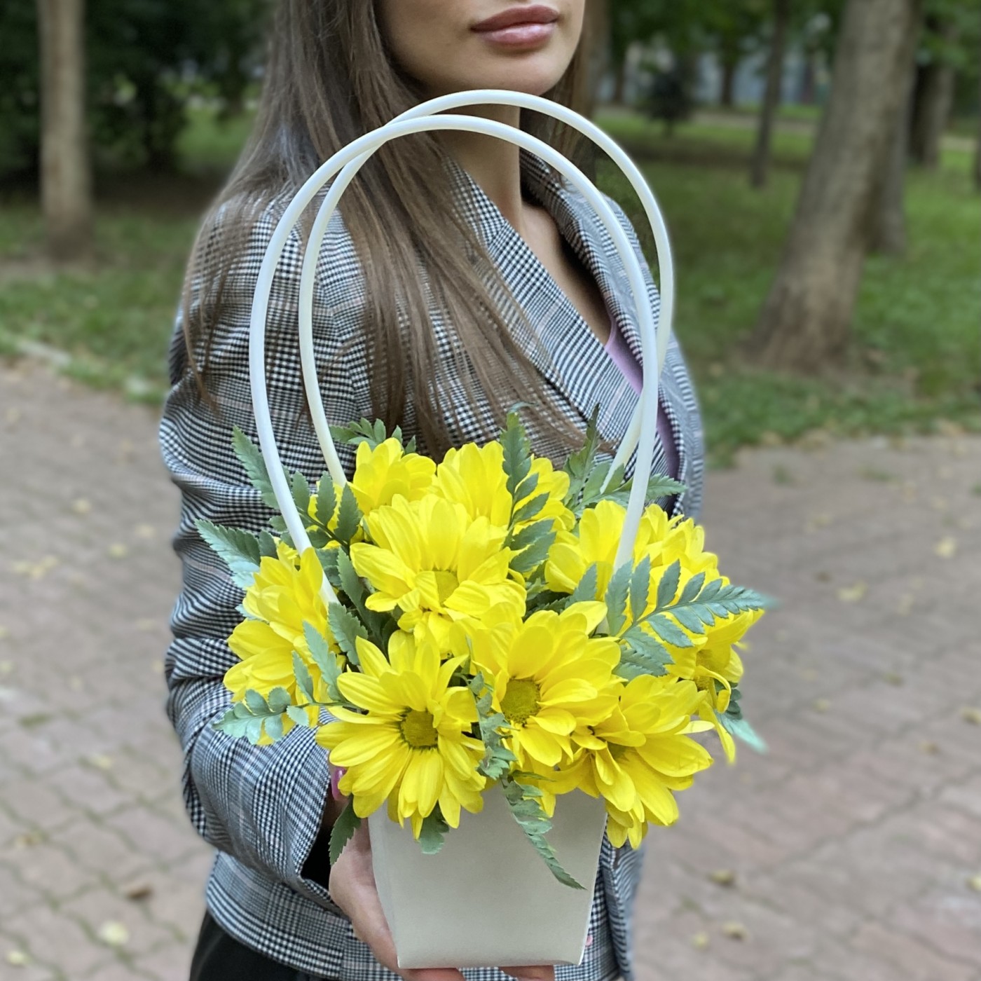Желтая кустовая хризантема в сумочке