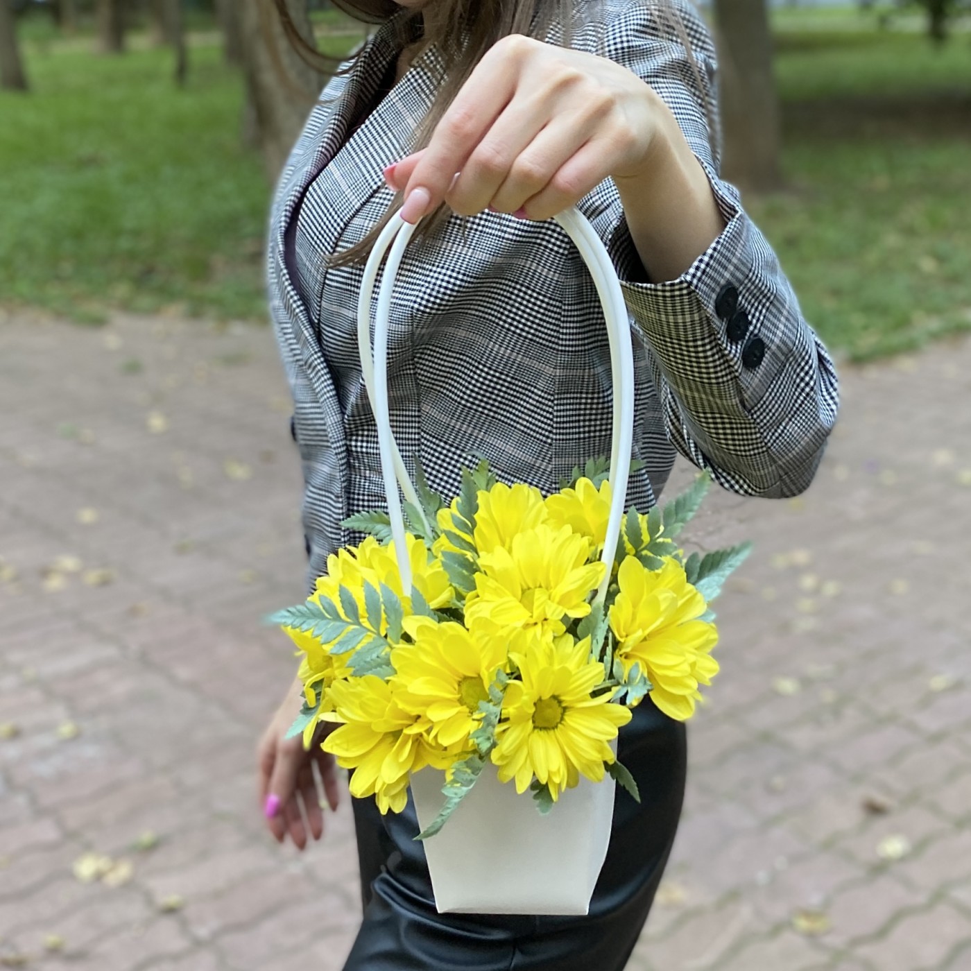 Желтая кустовая хризантема в сумочке