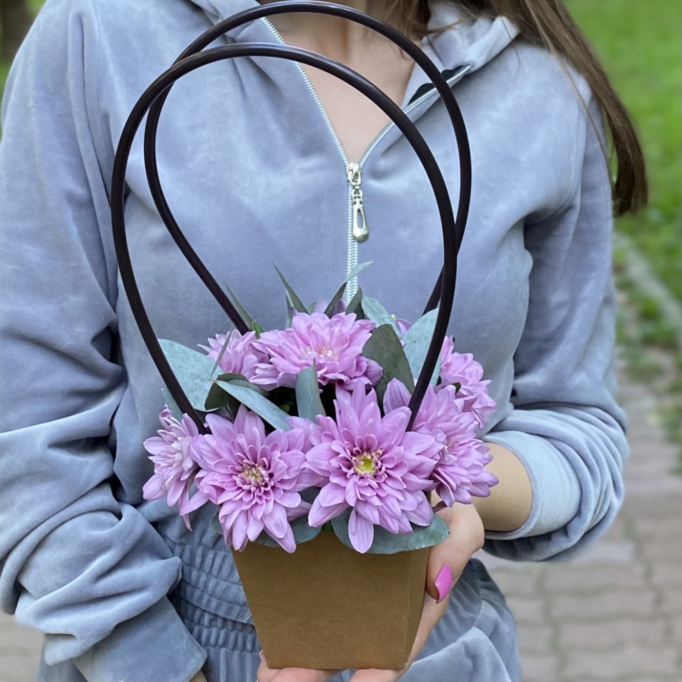 Сиреневая кустовая хризантема Балтика в сумочке