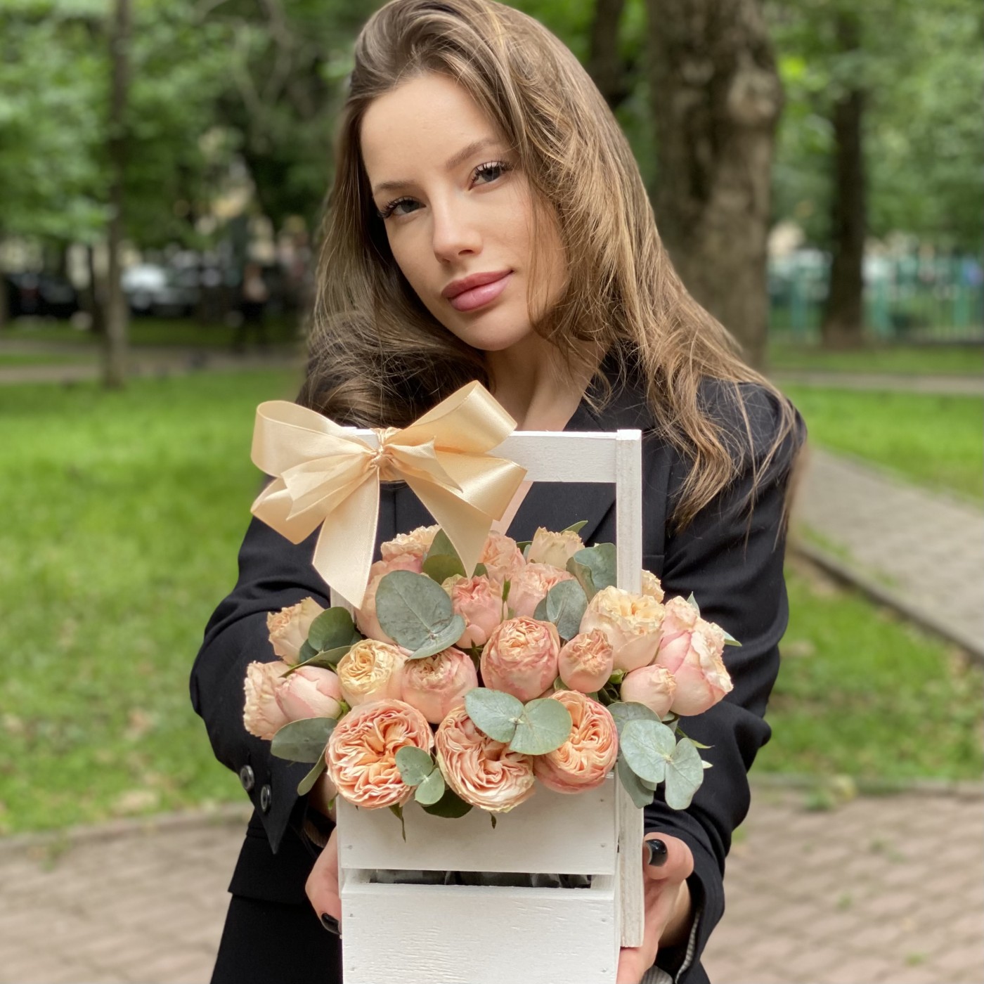 Кустовая пионовидная роза Джентл Трендсеттер в деревянном ящике