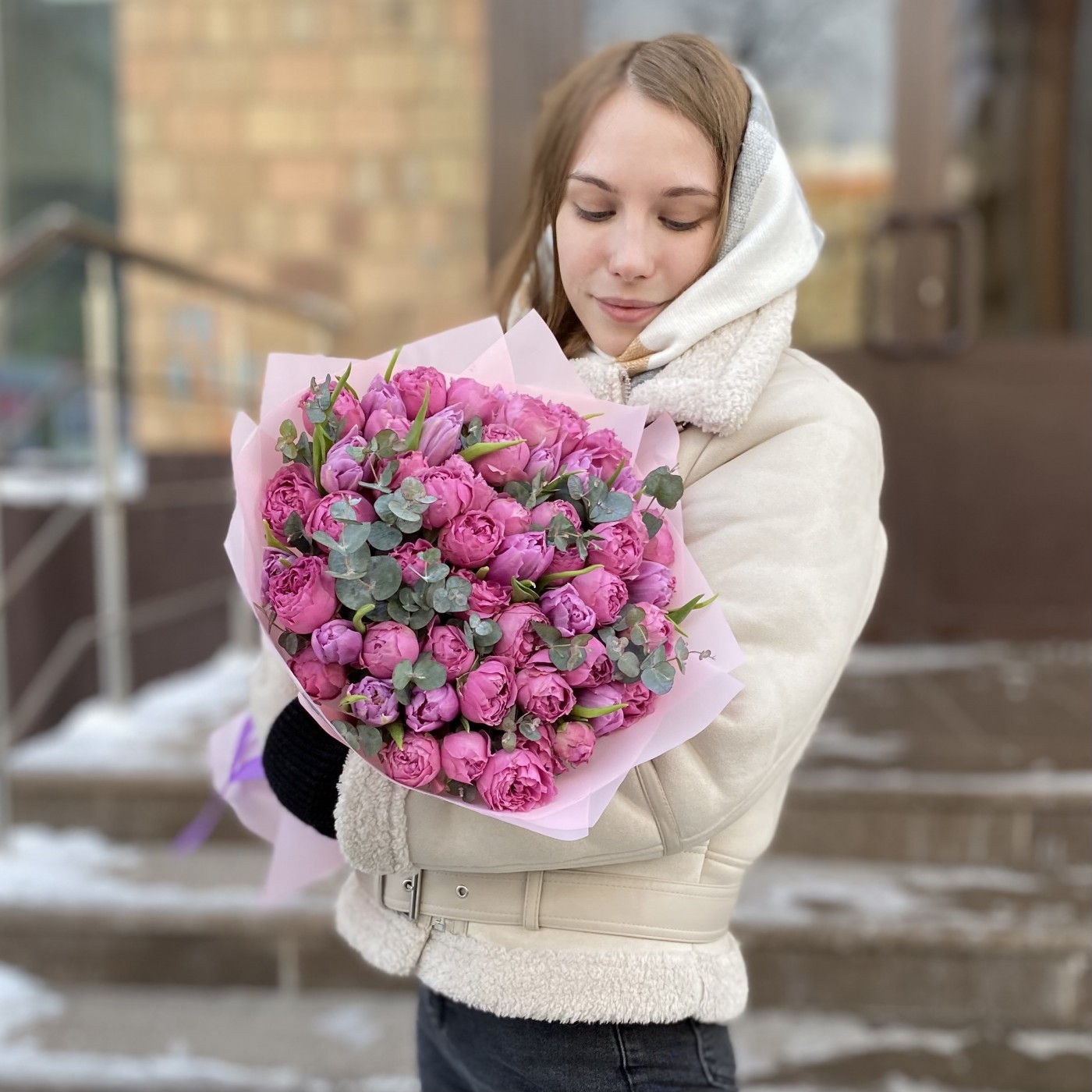 Дуэт пионовидных кустовых роз Мисти Баблс и тюльпанов