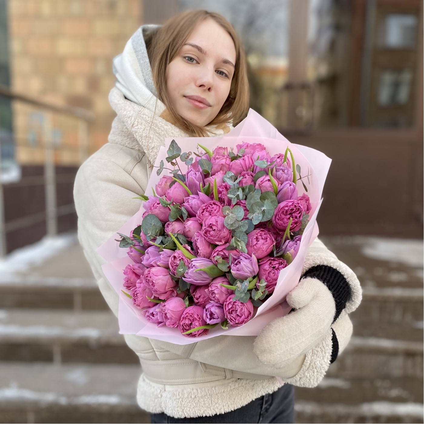 Дуэт пионовидных кустовых роз Мисти Баблс и тюльпанов