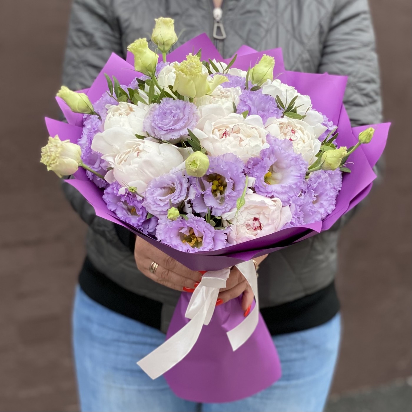 Букет из махровых эустом и пионов