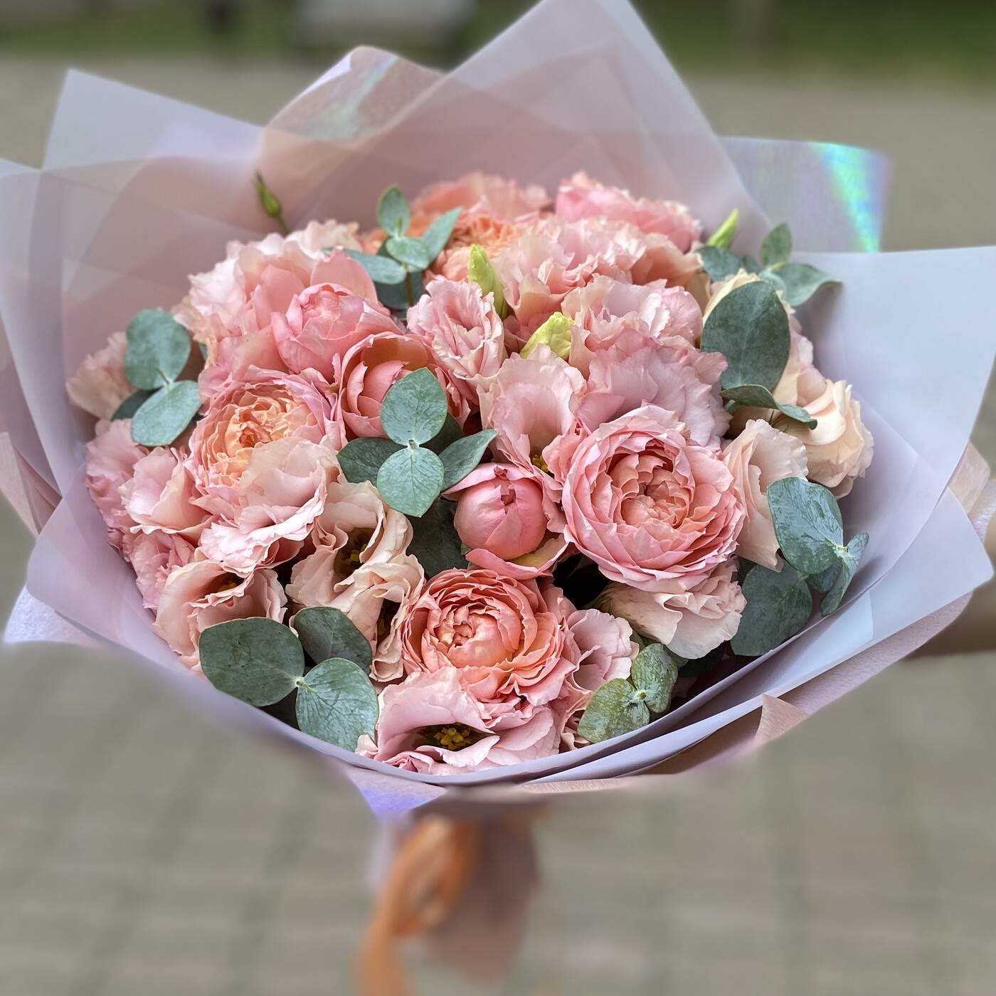 Букет из пионовидных роз и эустомы