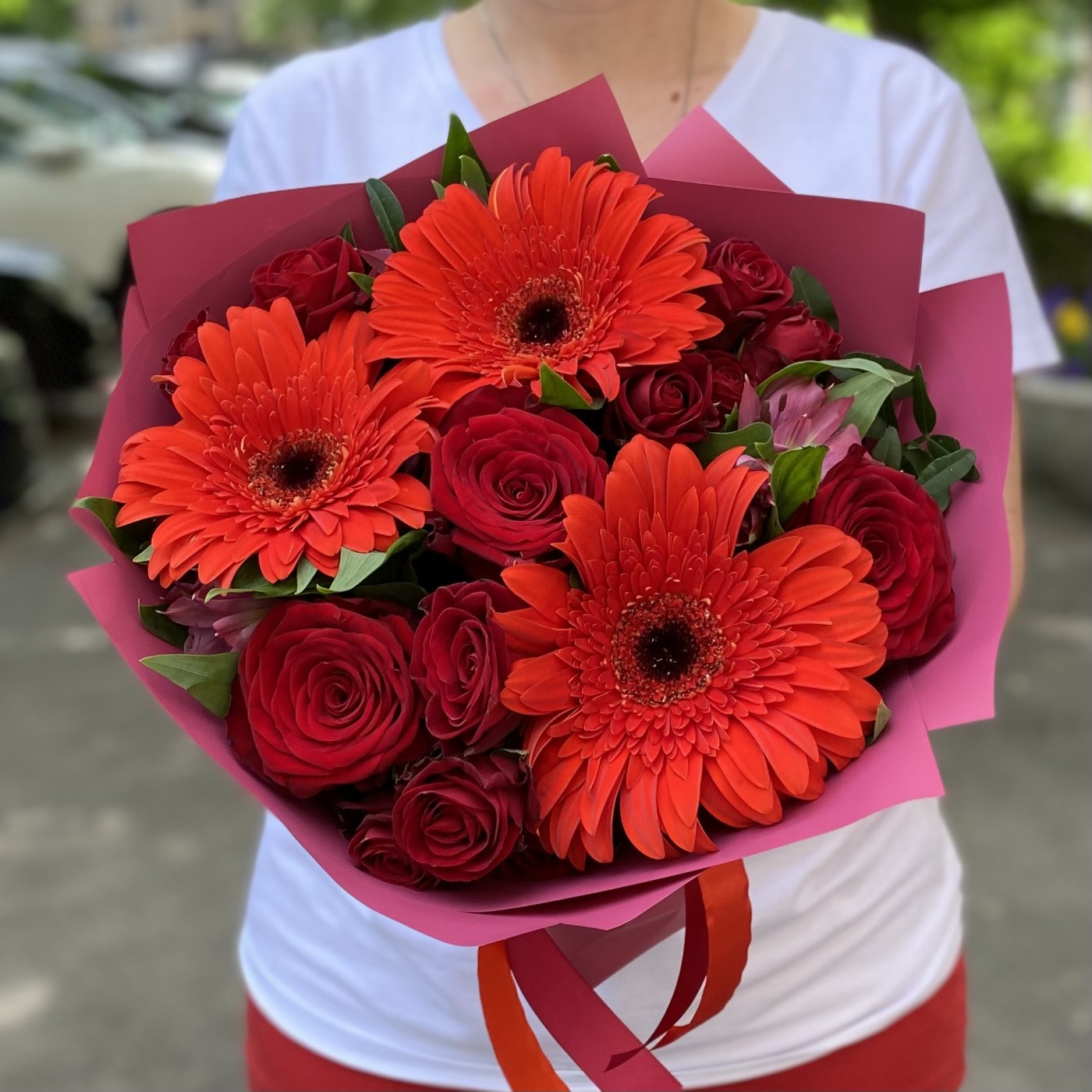 Букет из красных гербер и роз