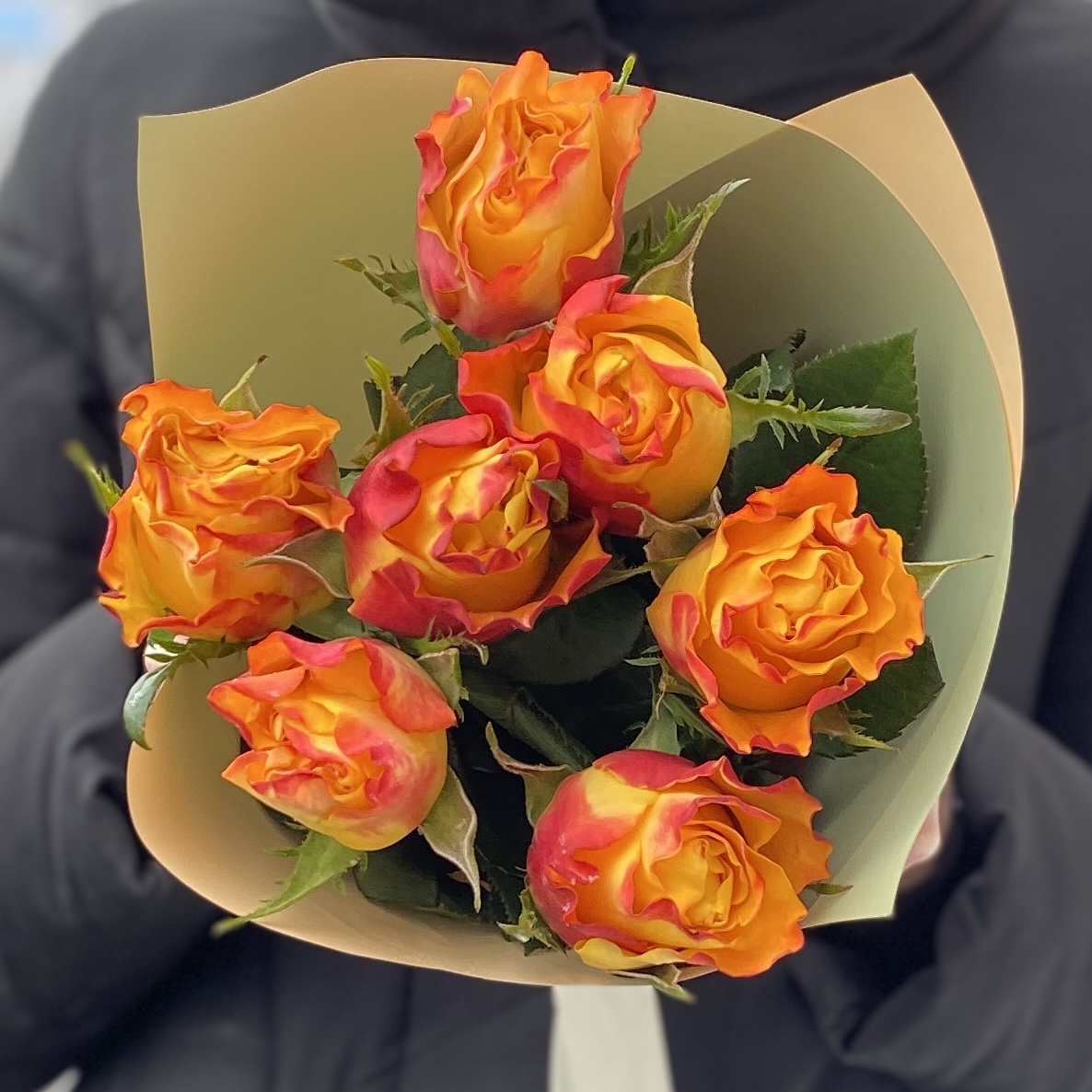 Корпоративный букет из красно-желтых роз