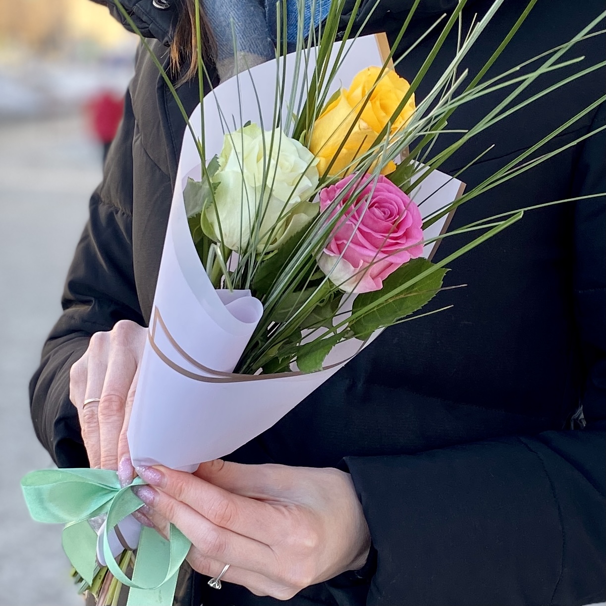 Разноцветные розы с берграссом
