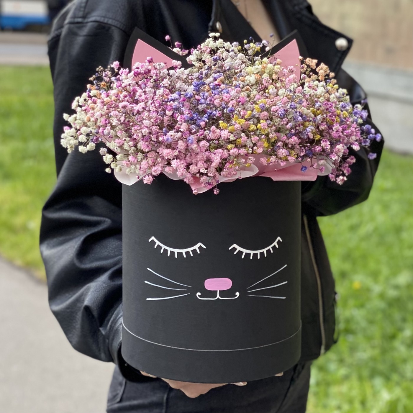 Коробка Кошечка с радужной гипсофилой