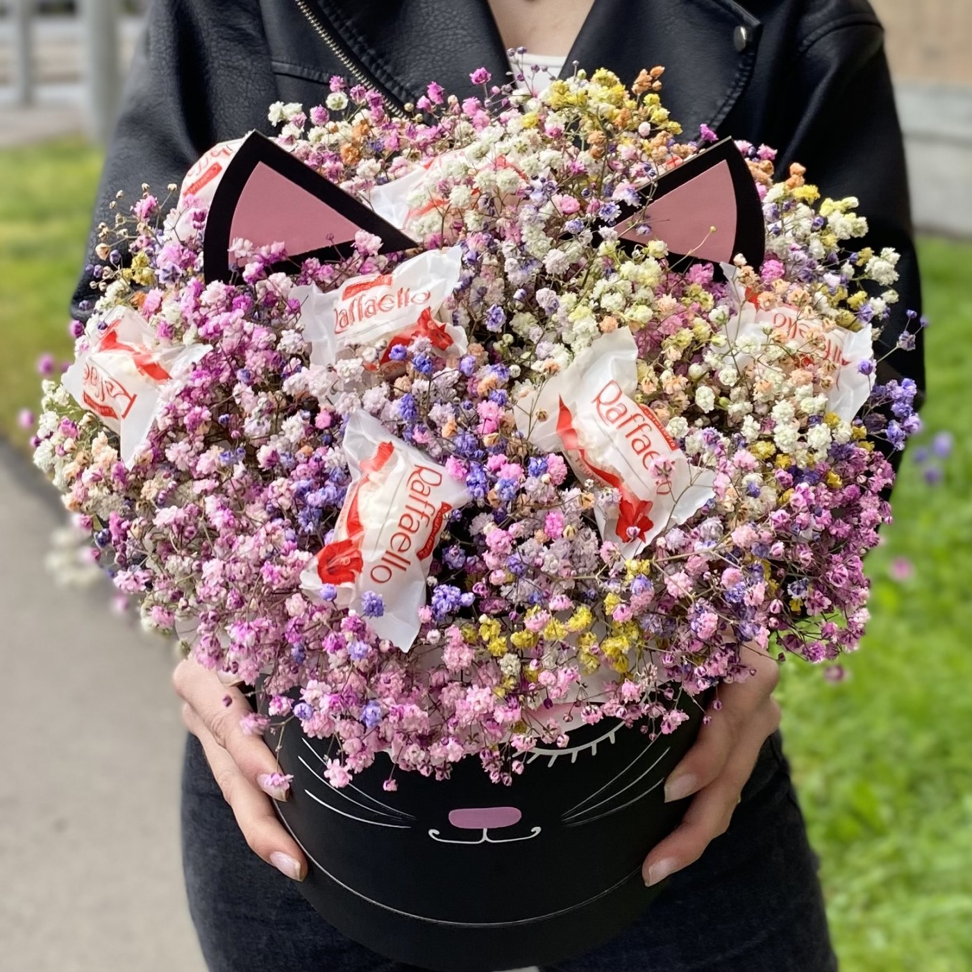 Радужная гипсофила в коробке Кошечка