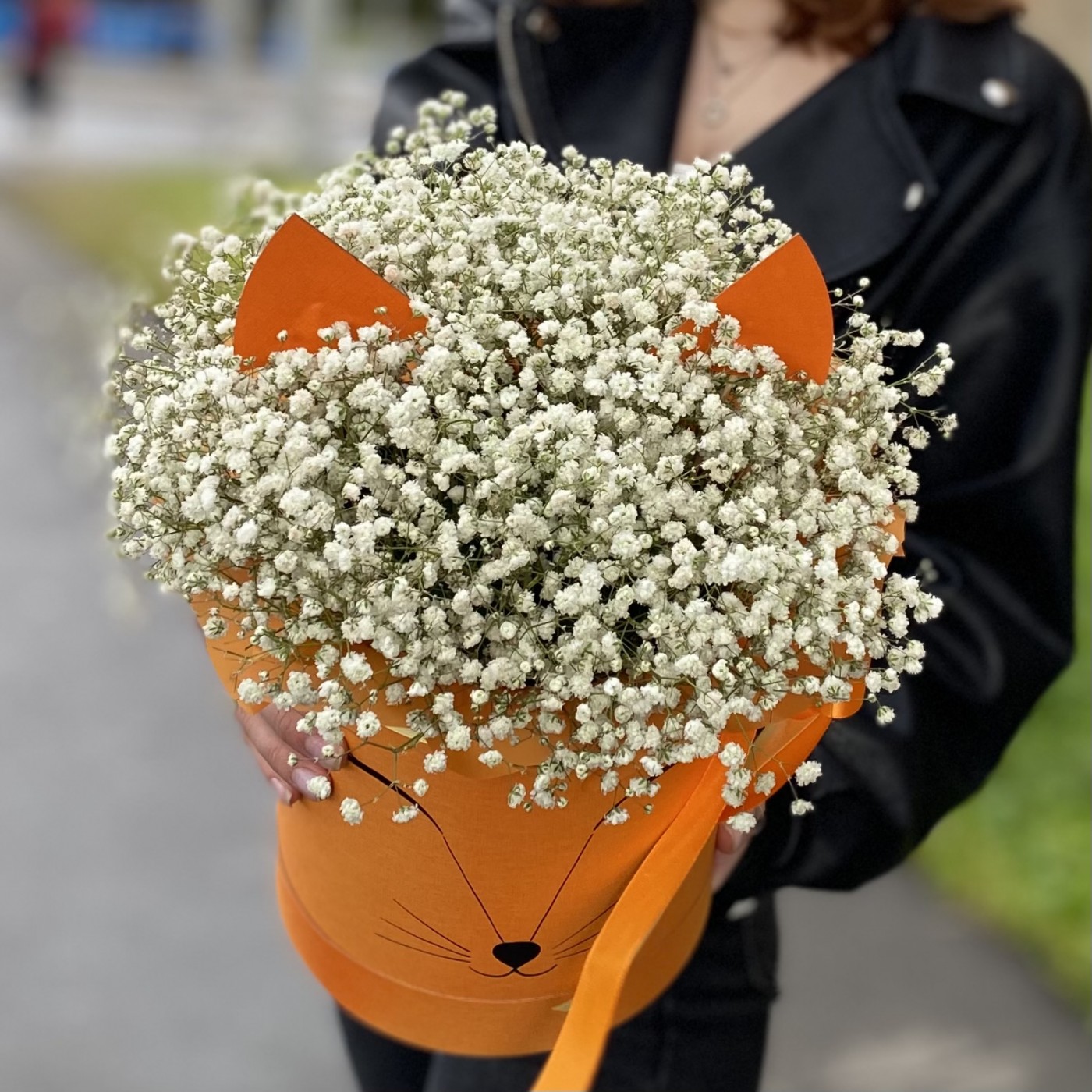 Белая гипсофила в коробке Лисичка