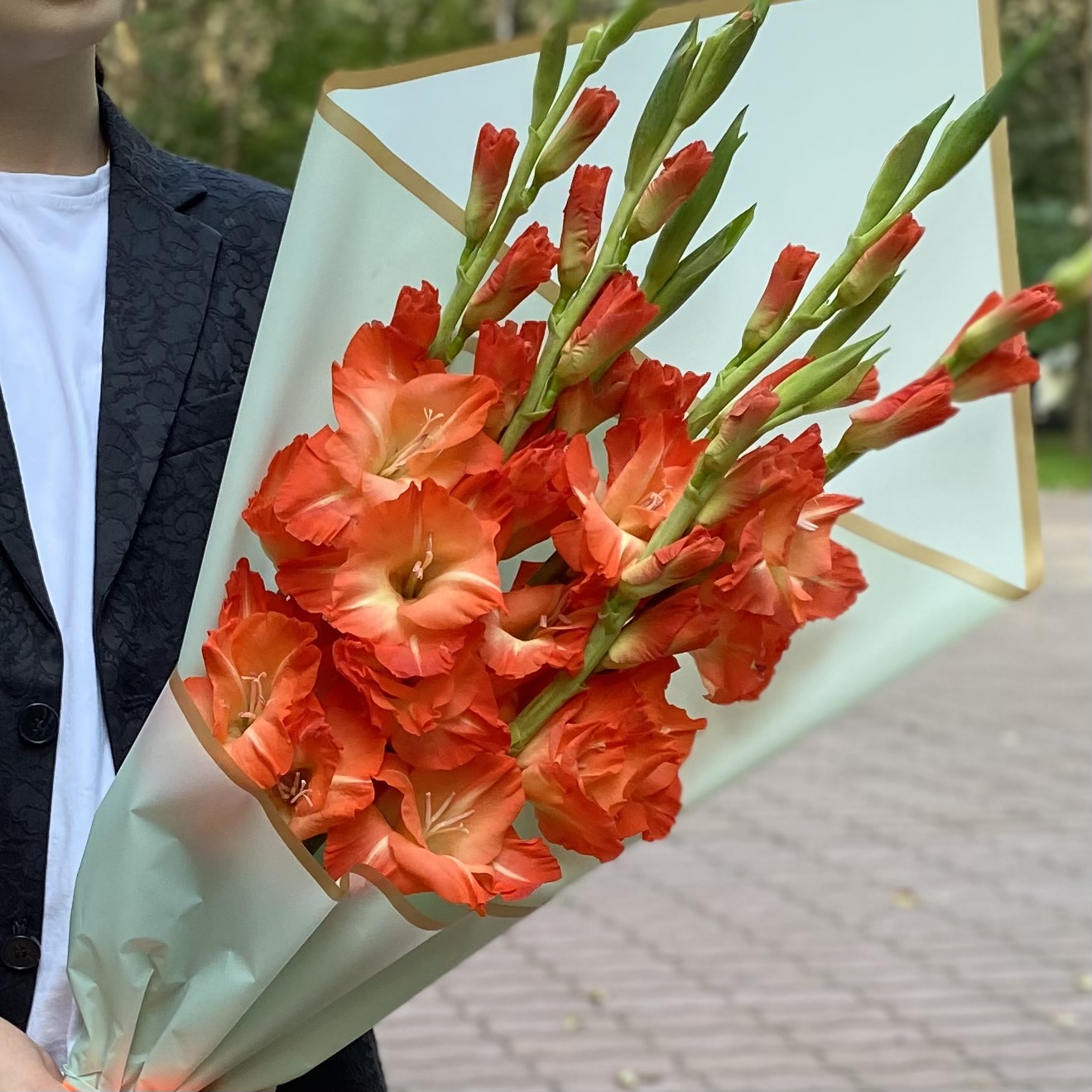 7 коралловых гладиолусов