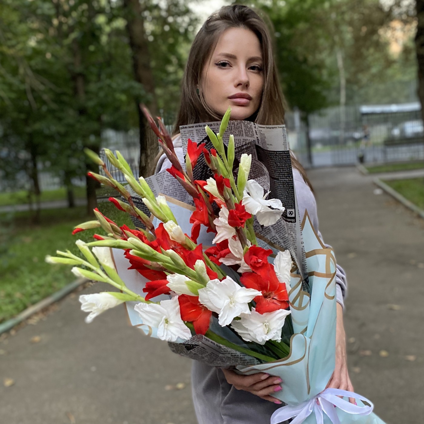 9 белых и красных гладиолусов