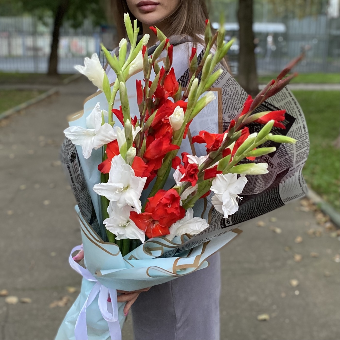 9 белых и красных гладиолусов